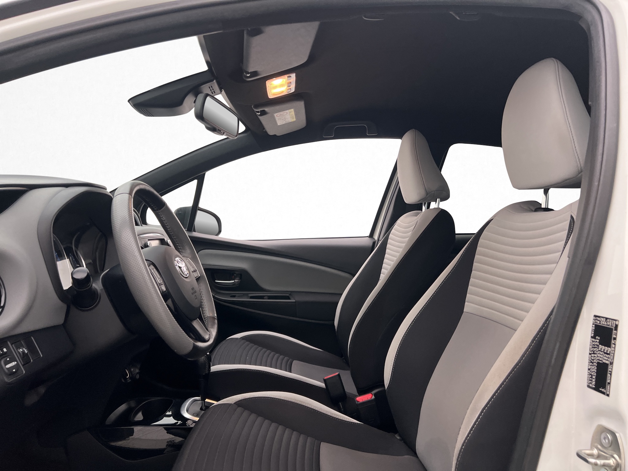 Toyota Yaris Hybrid e-CVT, 101hp, 2016