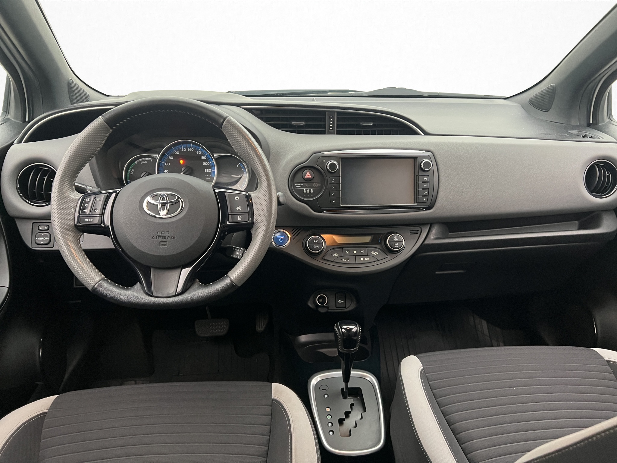 Toyota Yaris Hybrid e-CVT, 101hp, 2016