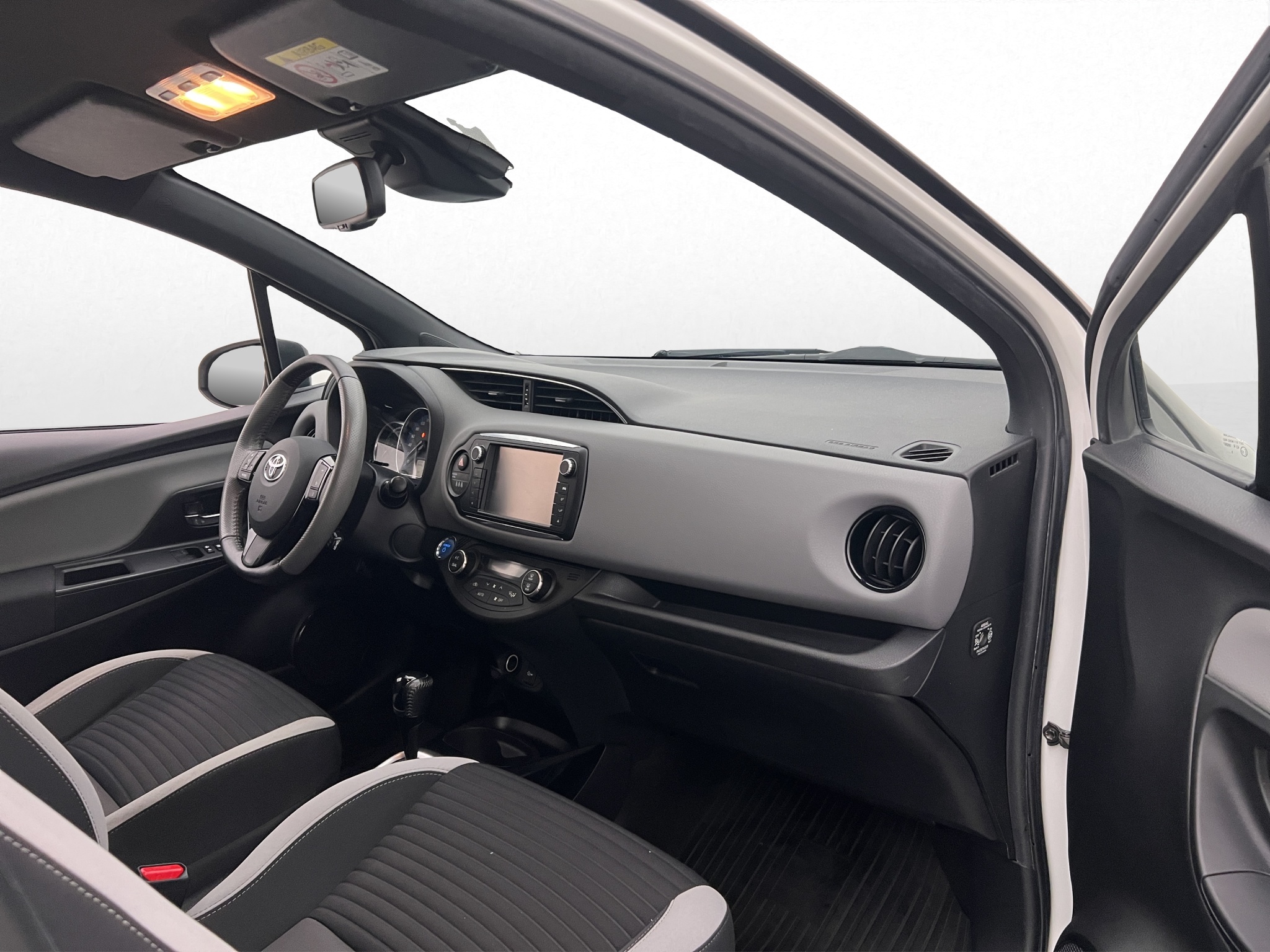 Toyota Yaris Hybrid e-CVT, 101hp, 2016