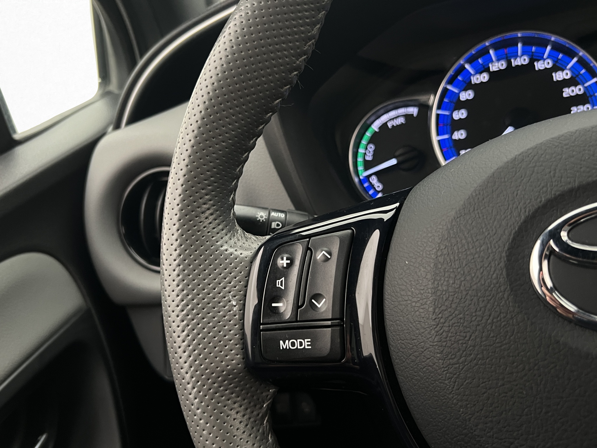 Toyota Yaris Hybrid e-CVT, 101hp, 2016
