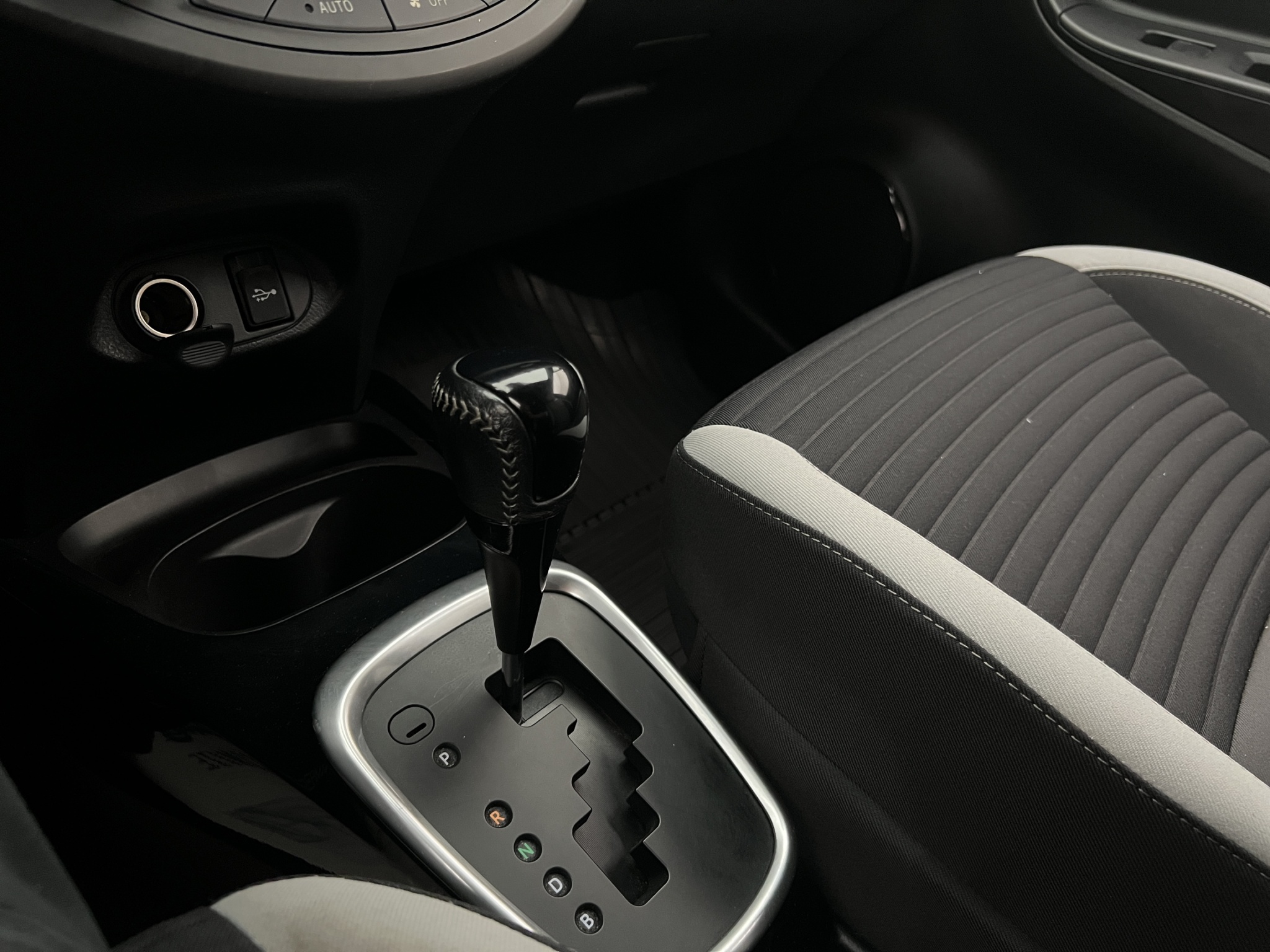 Toyota Yaris Hybrid e-CVT, 101hp, 2016