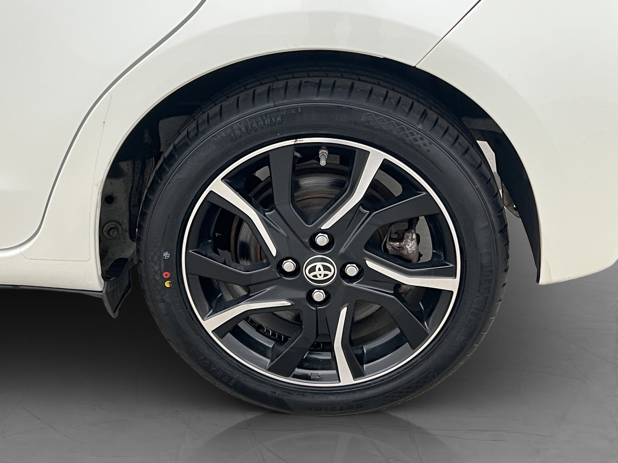 Toyota Yaris Hybrid e-CVT, 101hp, 2016