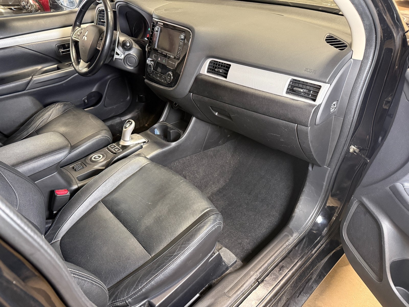 Mitsubishi Outlander PHEV CVT, 203hp, 2014