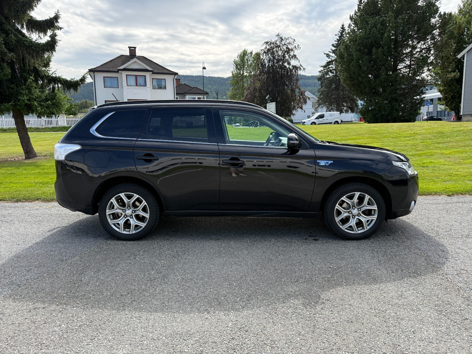Mitsubishi Outlander PHEV CVT, 203hp, 2014