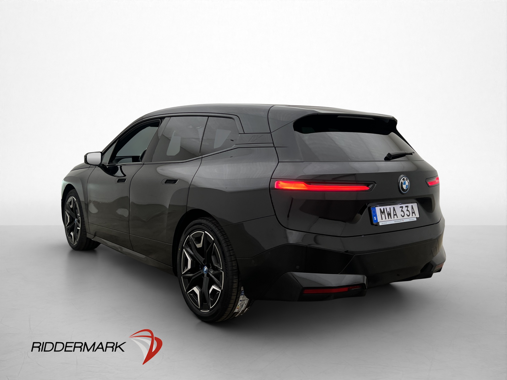 BMW iX xDrive40, 326ps, 2024