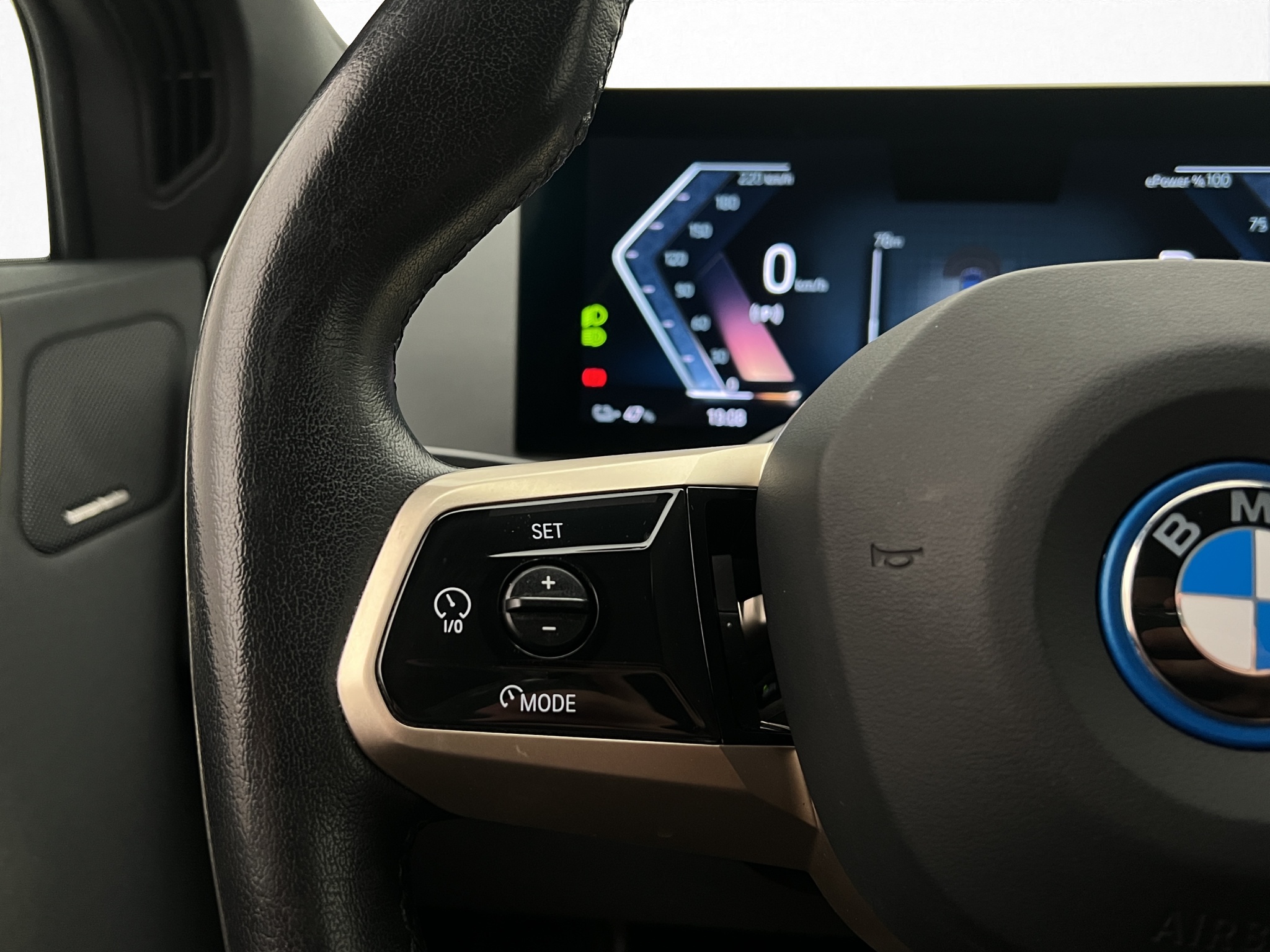 BMW iX xDrive40, 326ps, 2024