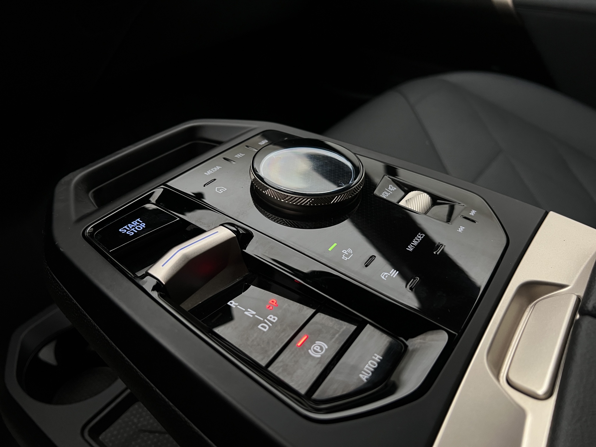 BMW iX xDrive40, 326ps, 2024