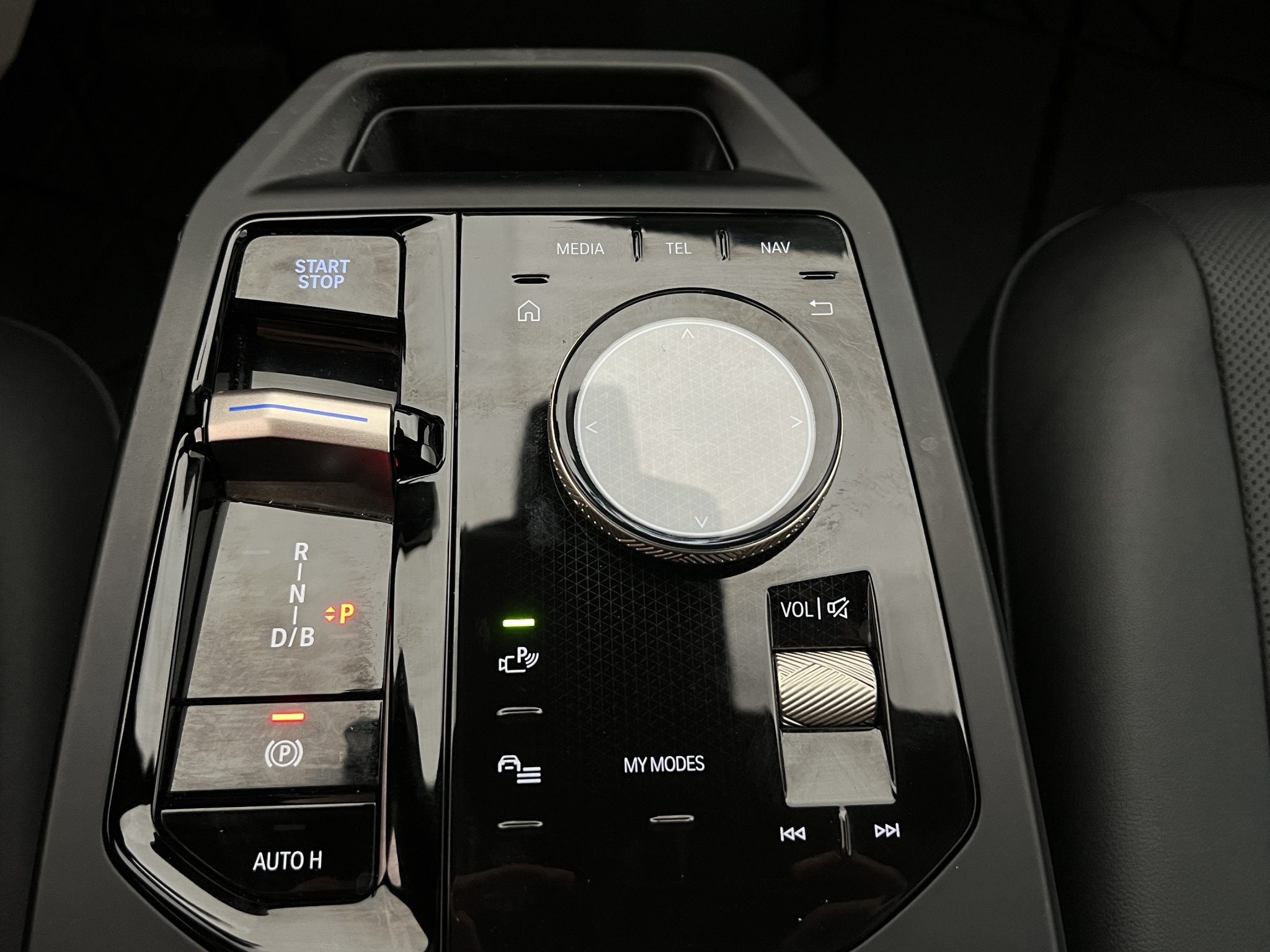 BMW iX xDrive40, 326ps, 2024