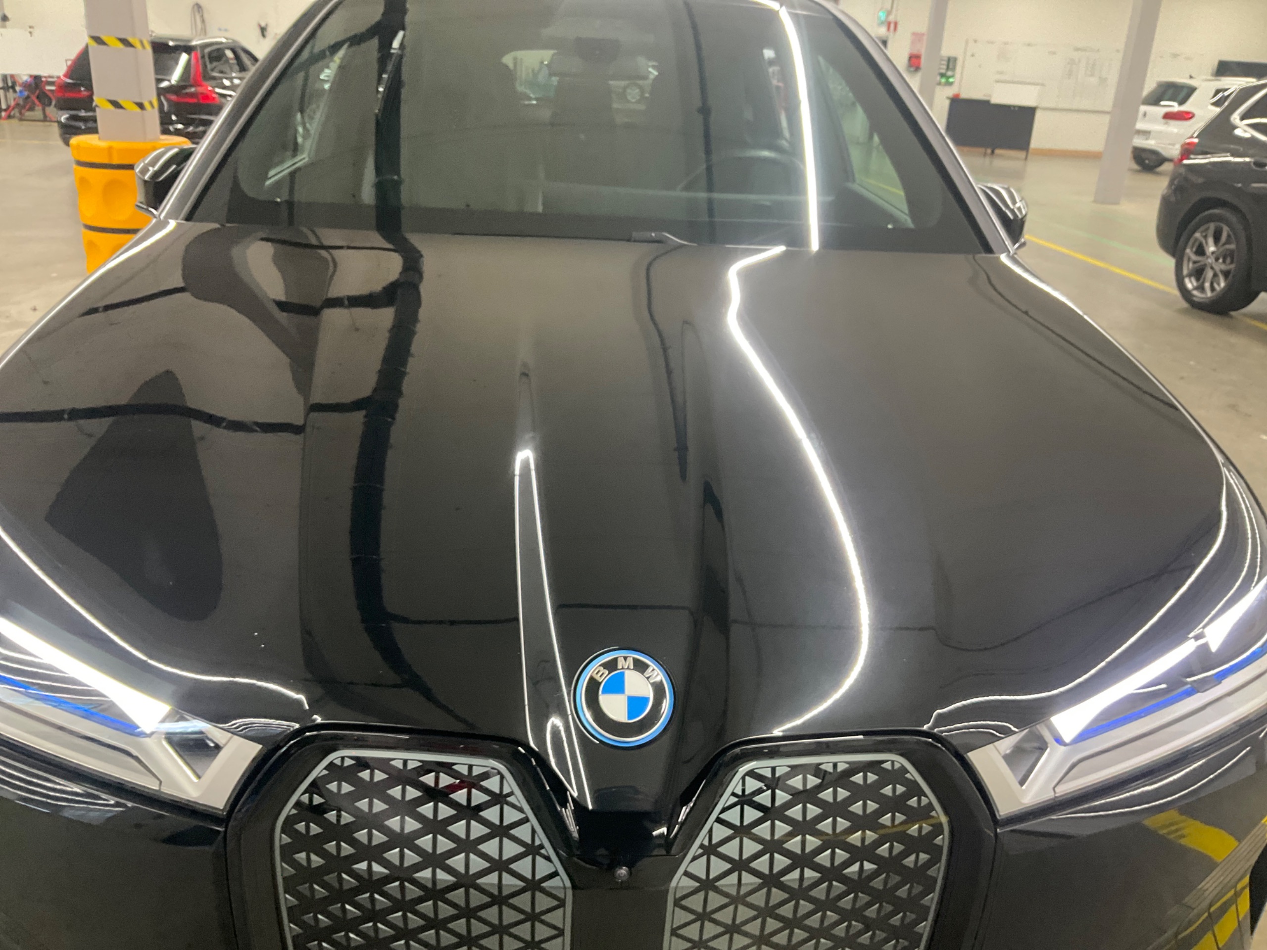 BMW iX xDrive40, 326ps, 2024