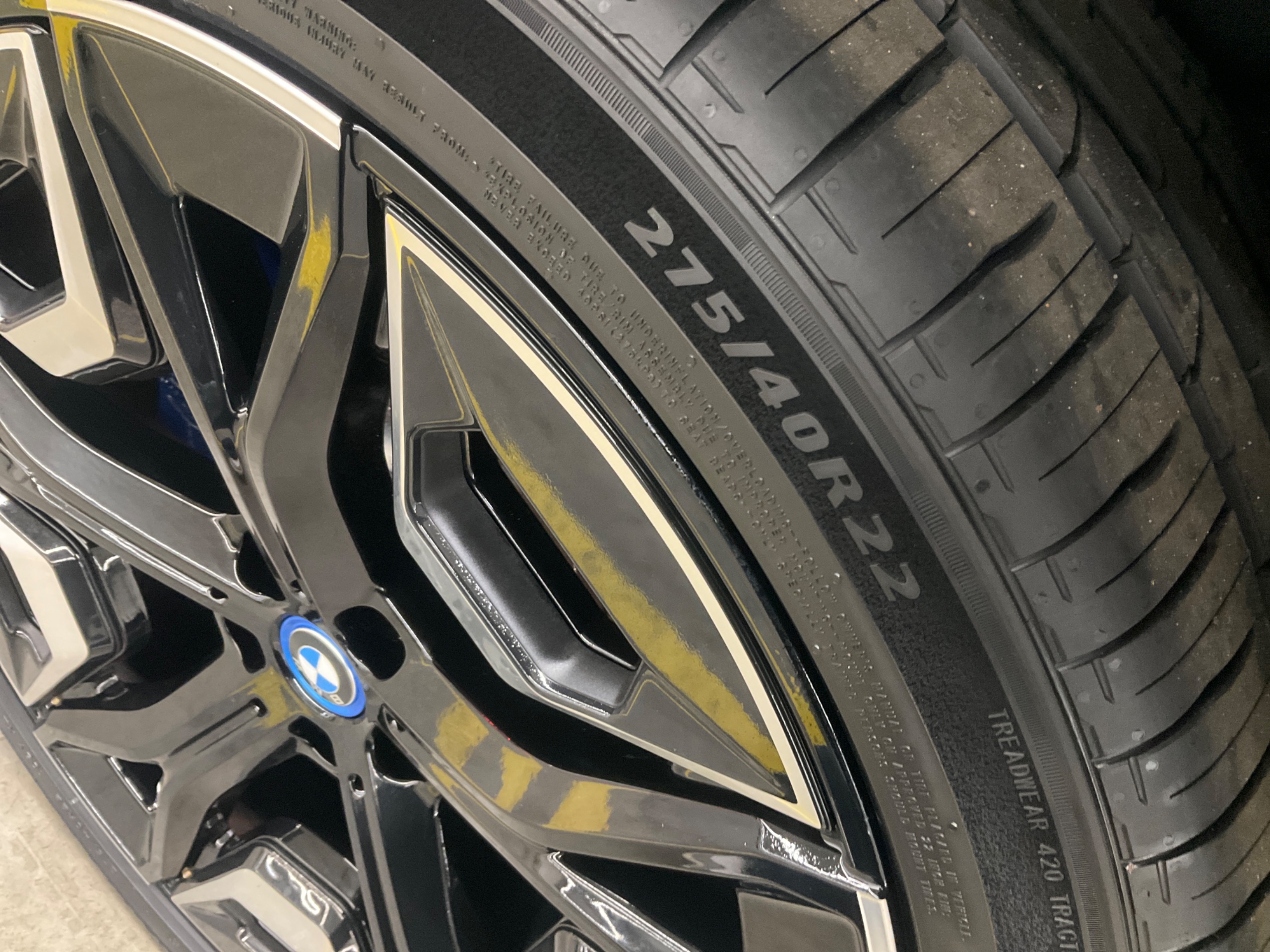 BMW iX xDrive40, 326ps, 2024