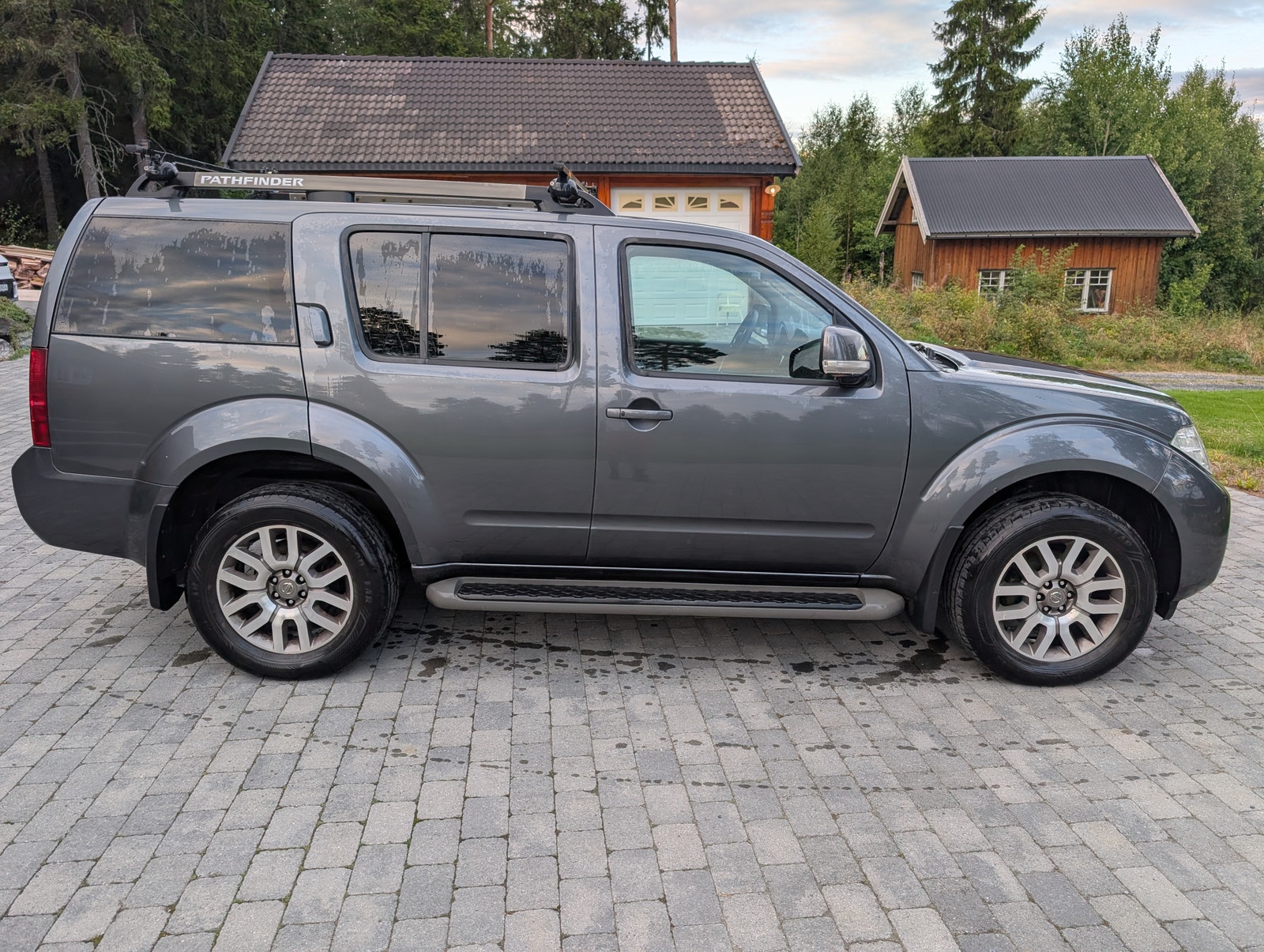 Nissan Pathfinder 2.5 4WD Automatic, 190hp, 2012
