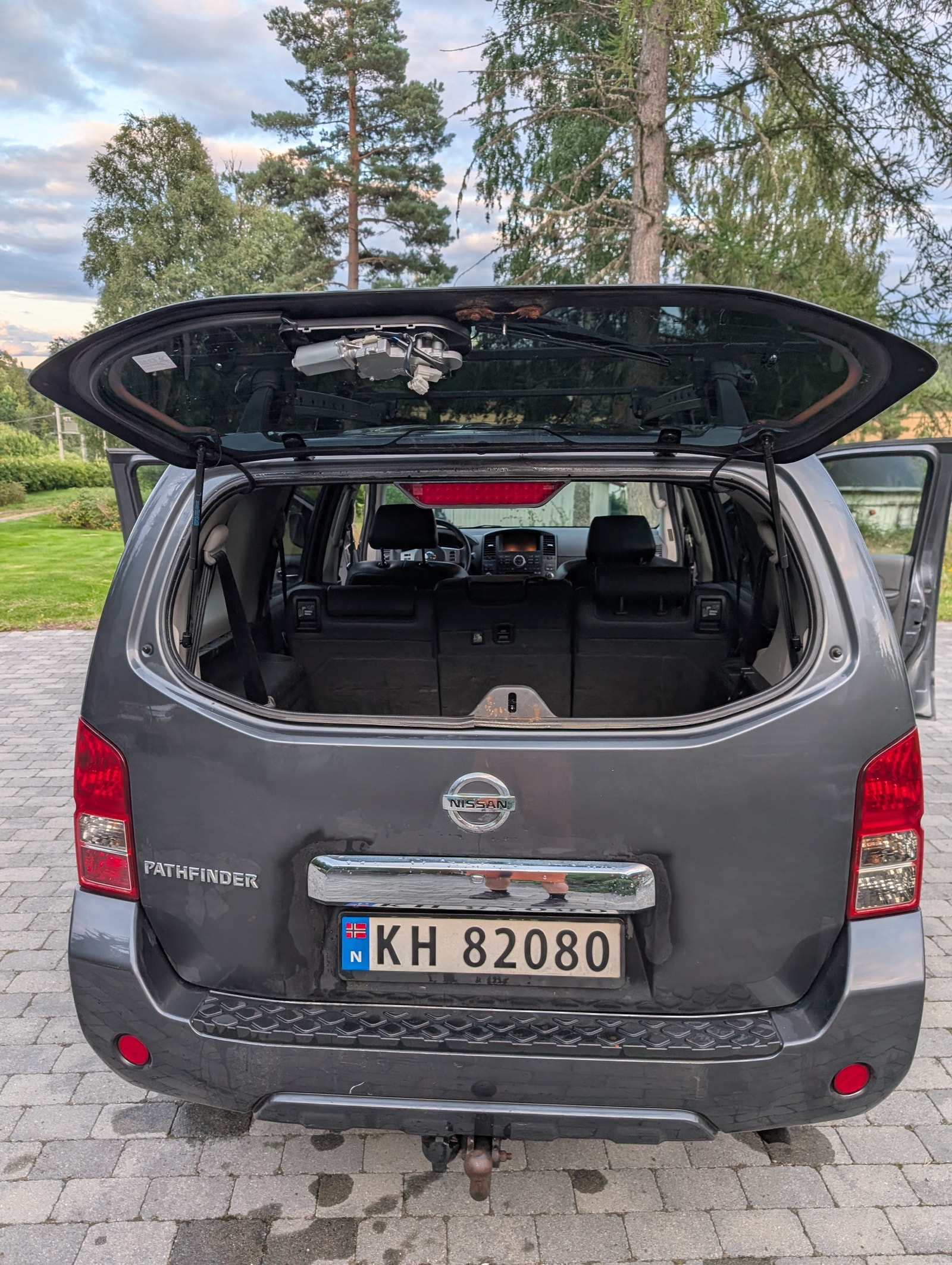 Nissan Pathfinder 2.5 4WD Automatic, 190hp, 2012
