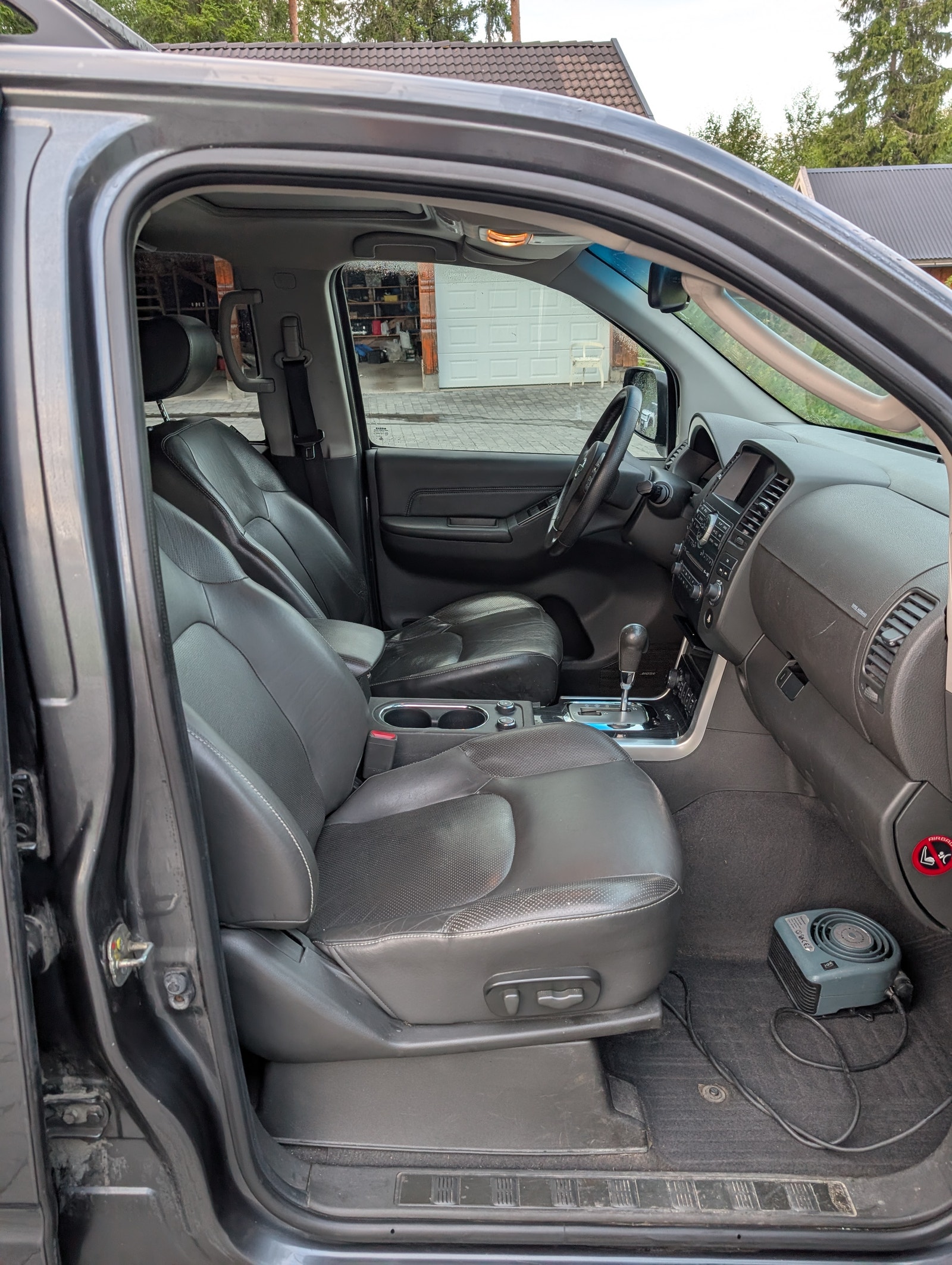 Nissan Pathfinder 2.5 4WD Automatic, 190hp, 2012