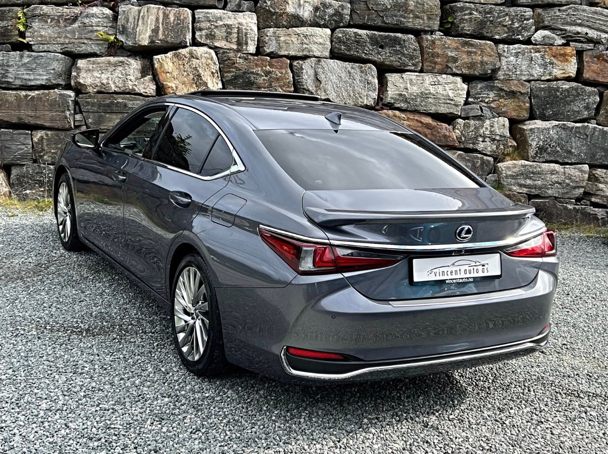 Lexus ES 300h 2.5 E-CVT, 218ps, 2019