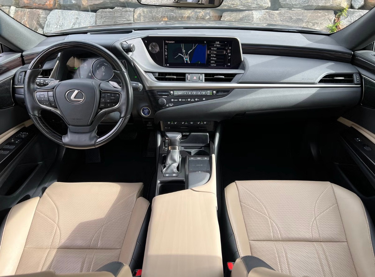 Lexus ES 300h 2.5 E-CVT, 218ps, 2019