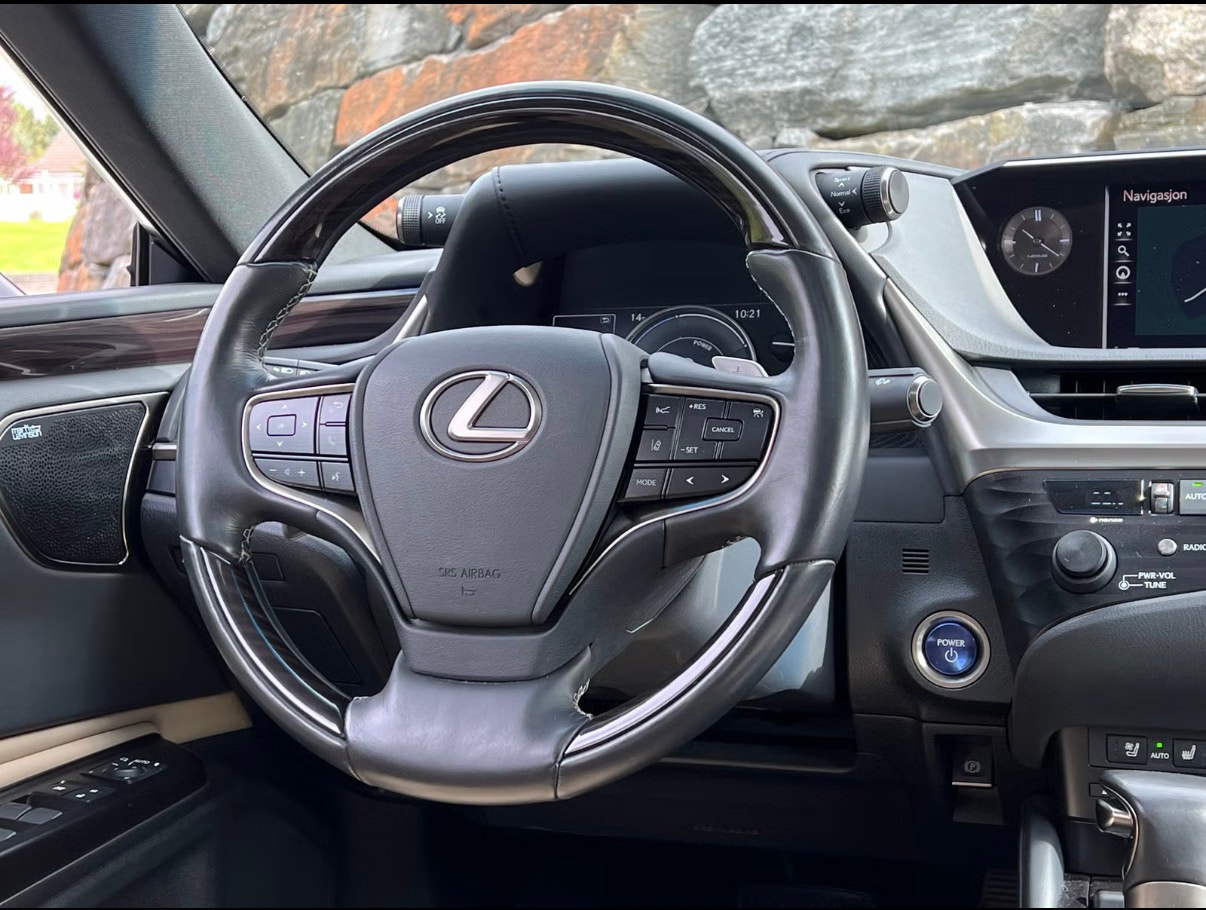 Lexus ES 300h 2.5 E-CVT, 218ps, 2019