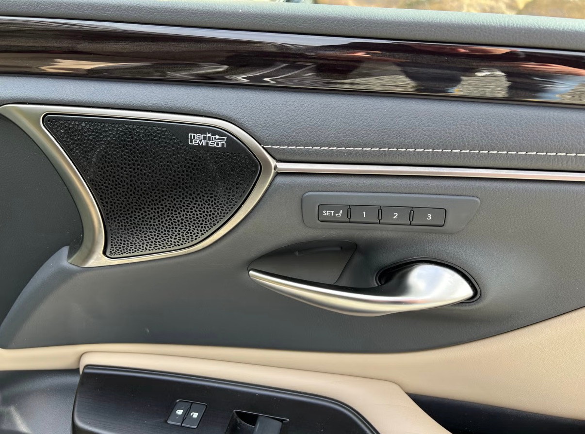 Lexus ES 300h 2.5 E-CVT, 218ps, 2019