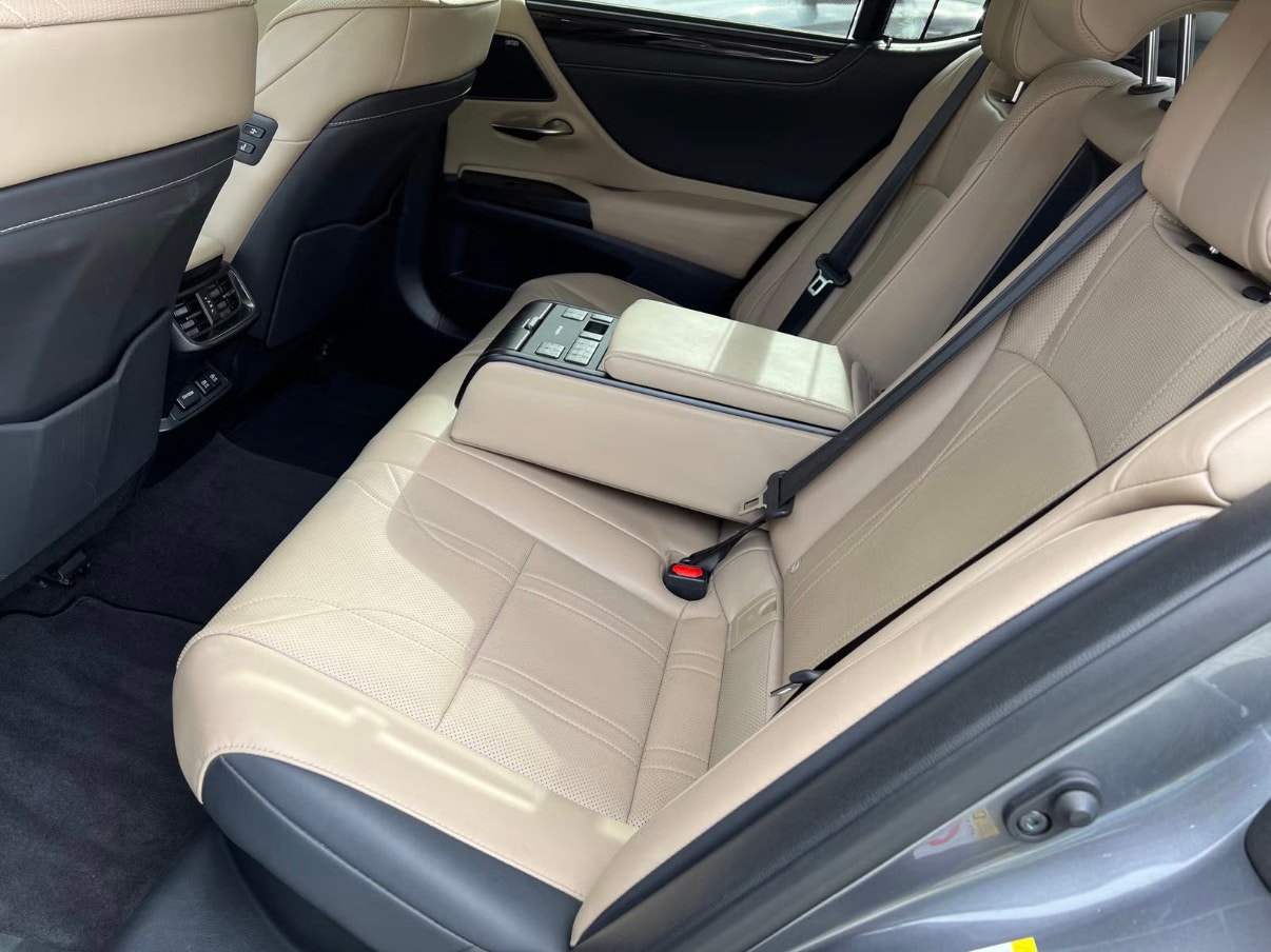Lexus ES 300h 2.5 E-CVT, 218ps, 2019