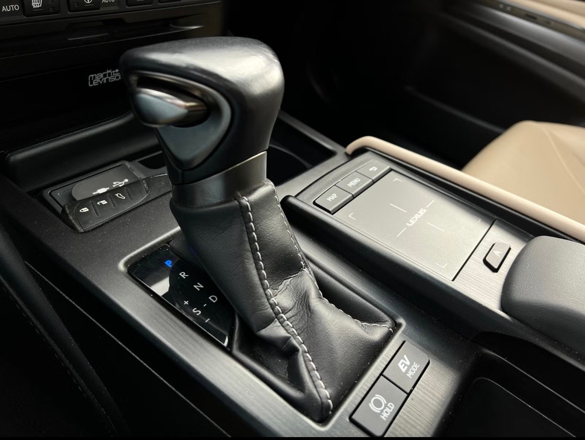 Lexus ES 300h 2.5 E-CVT, 218ps, 2019
