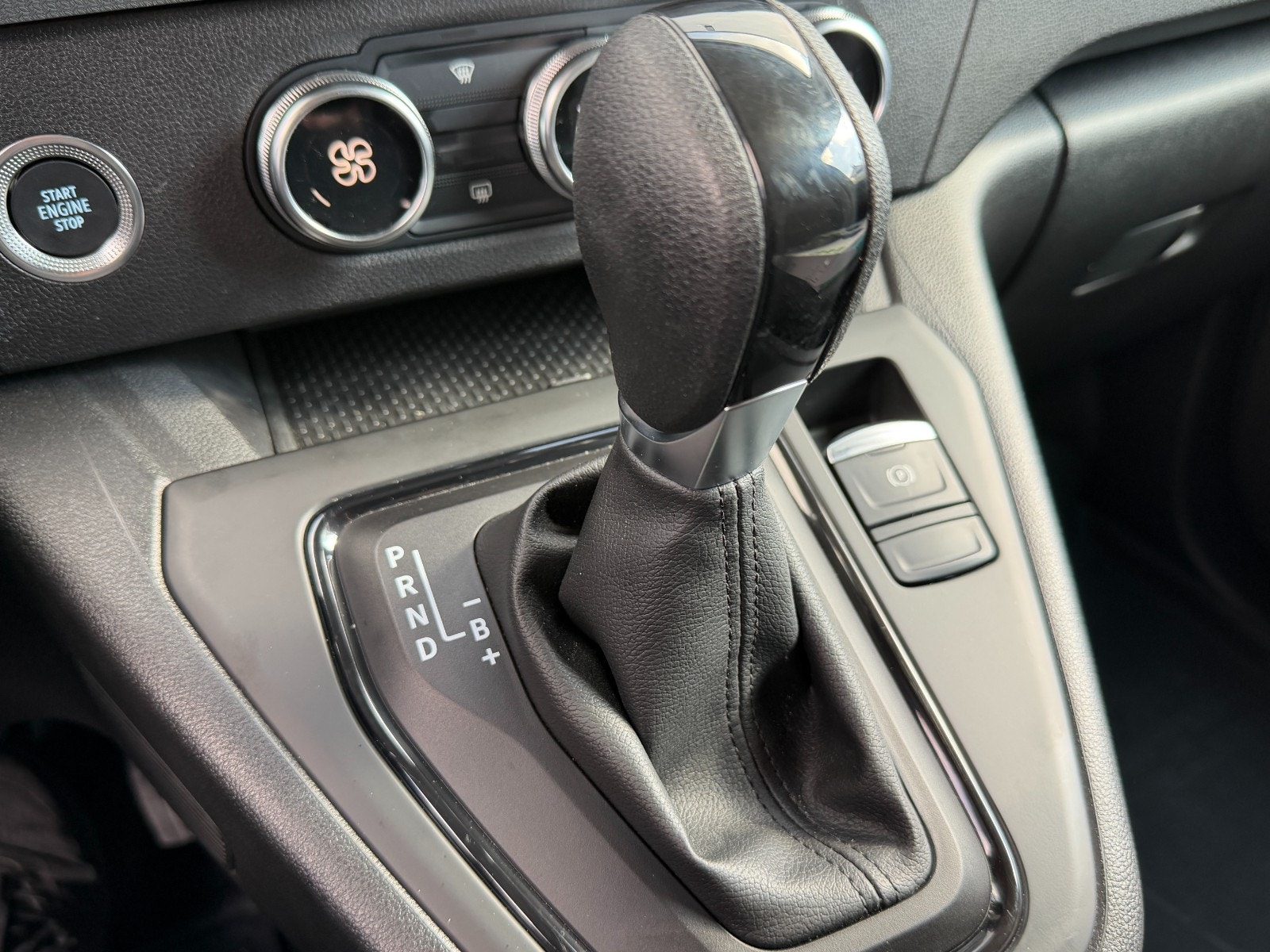 Renault Kangoo E-Tech, 122hp, 2025
