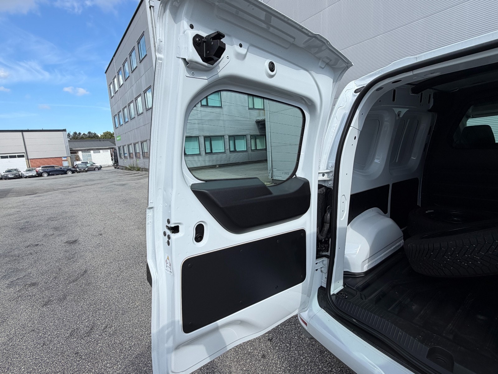 Renault Kangoo E-Tech, 122hp, 2025