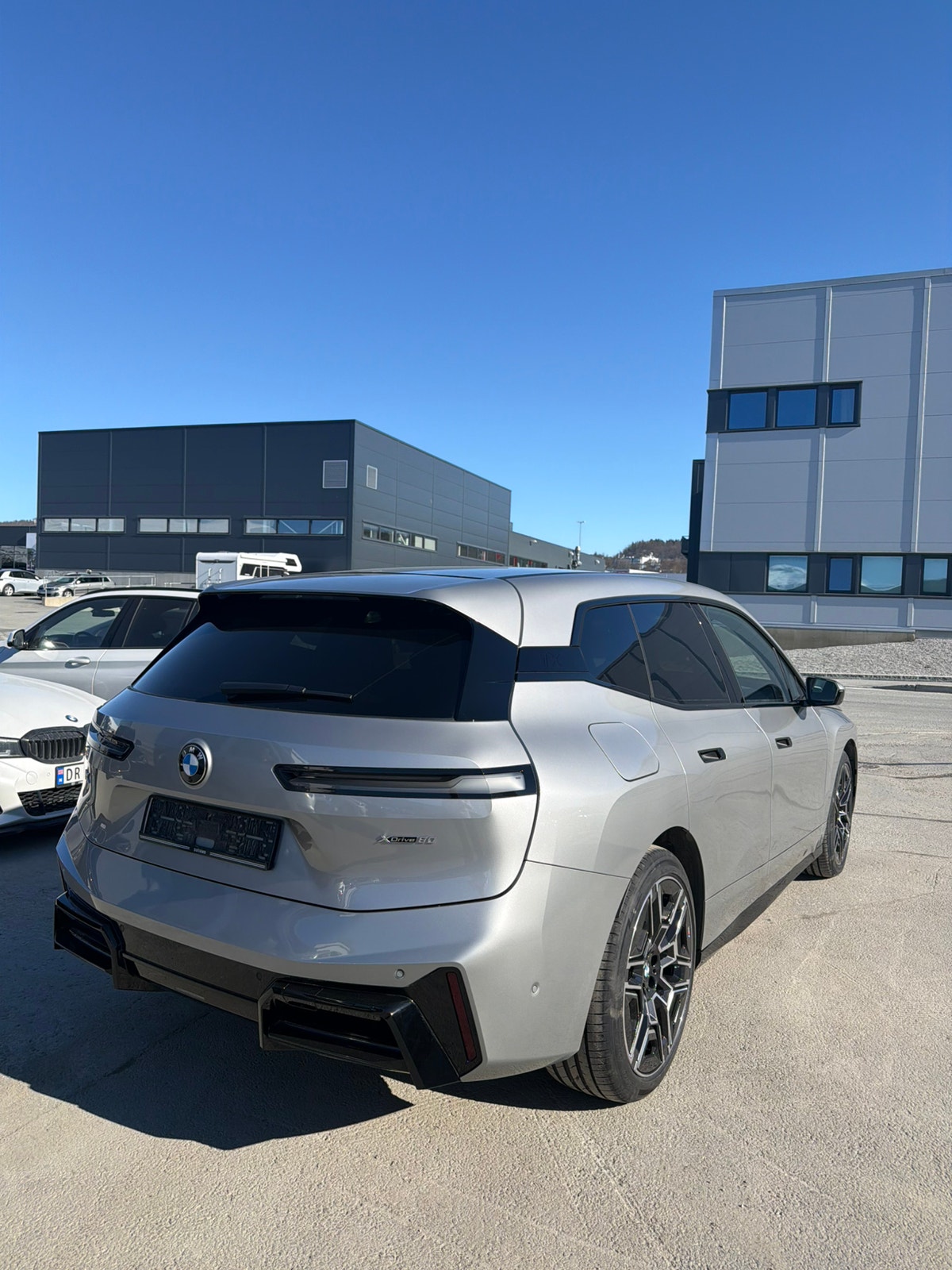 BMW iX xDrive60, 544hp, 2025