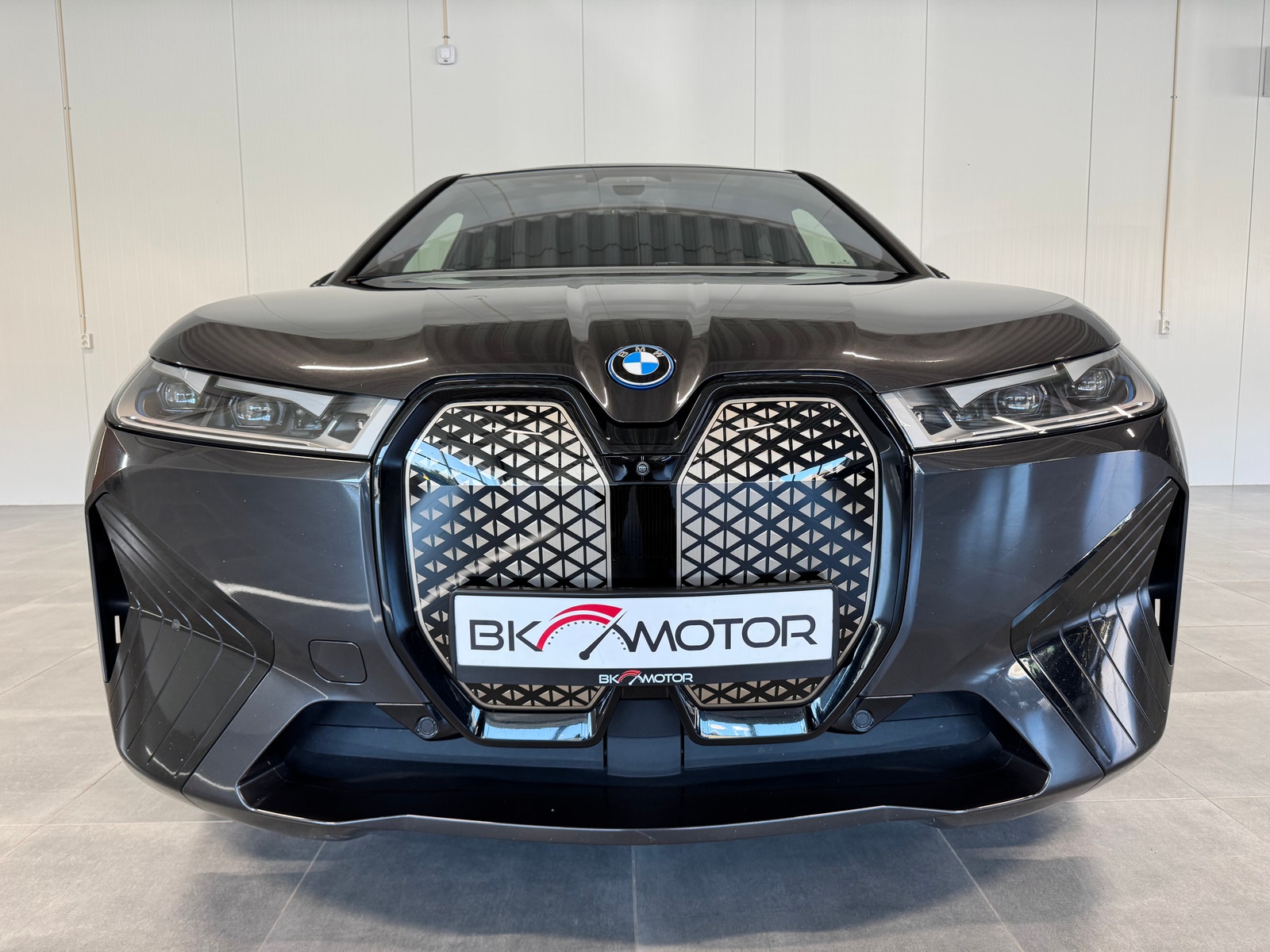 BMW iX xDrive50, 524hp, 2022