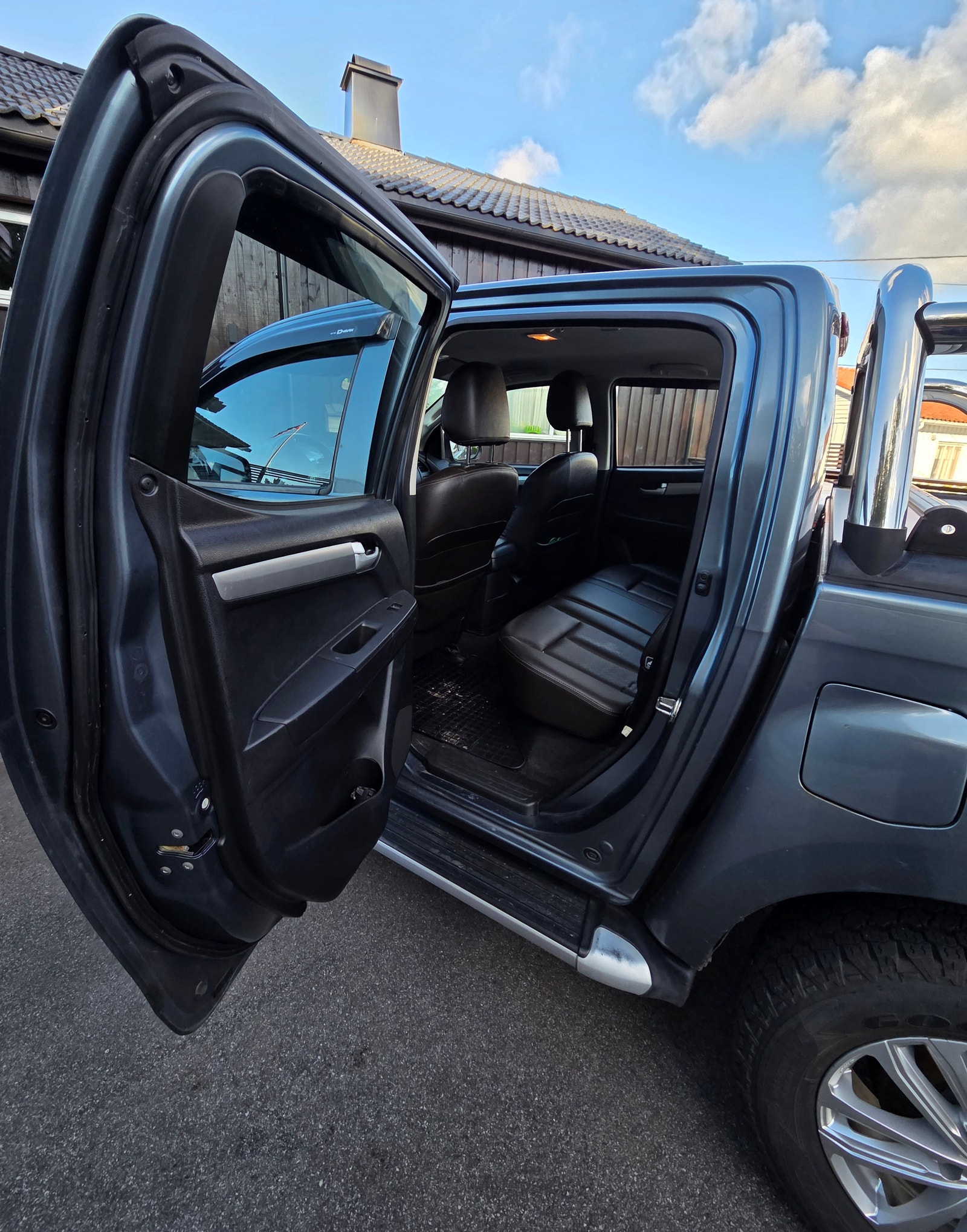 Isuzu D-Max Crew Cab 2.5 4WD Automatic, 163hp, 2013