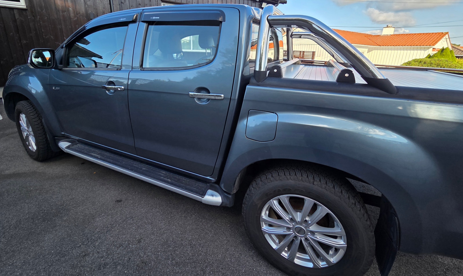 Isuzu D-Max Crew Cab 2.5 4WD Automatic, 163hp, 2013