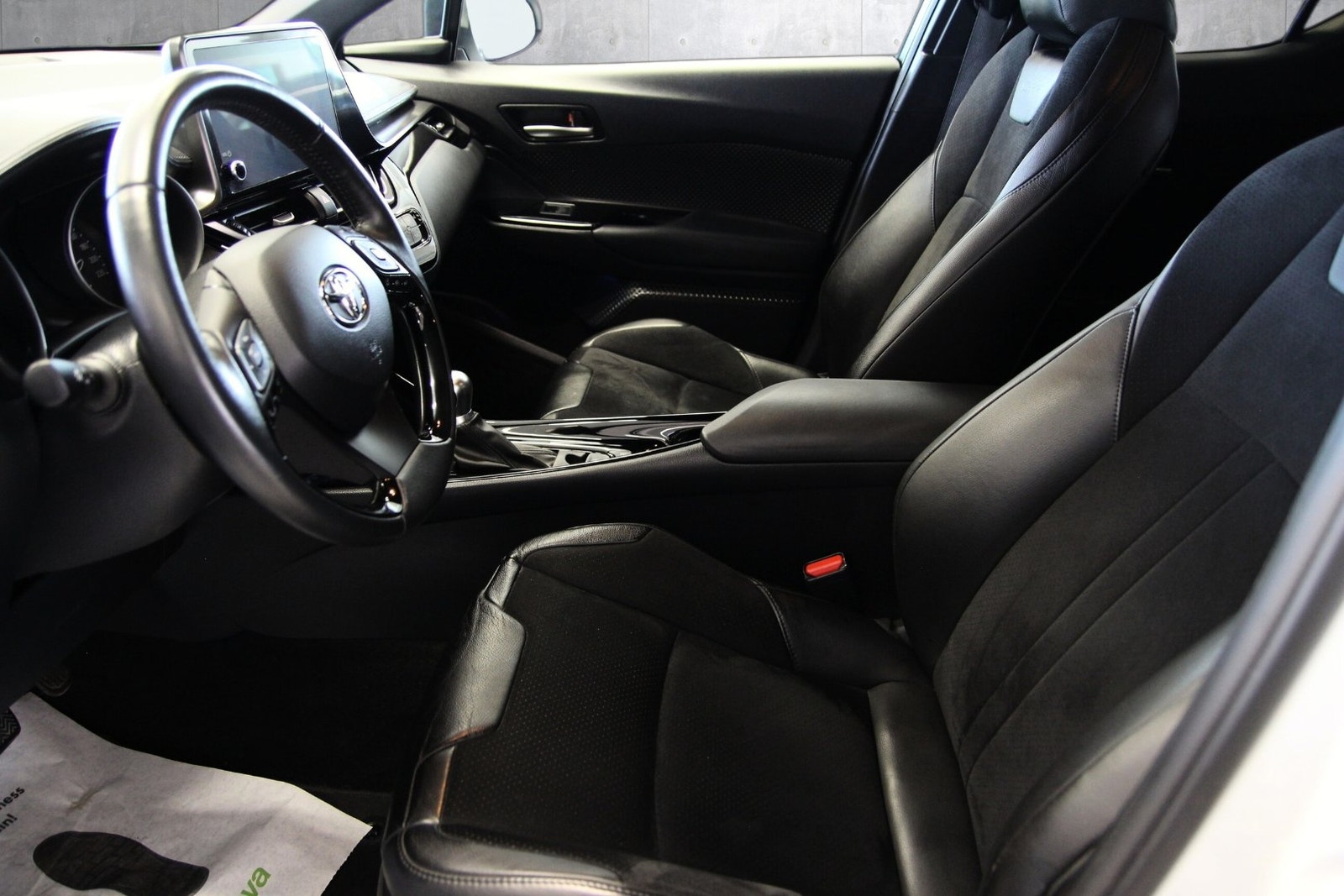 Toyota C-HR Hybrid CVT, 122hp, 2023