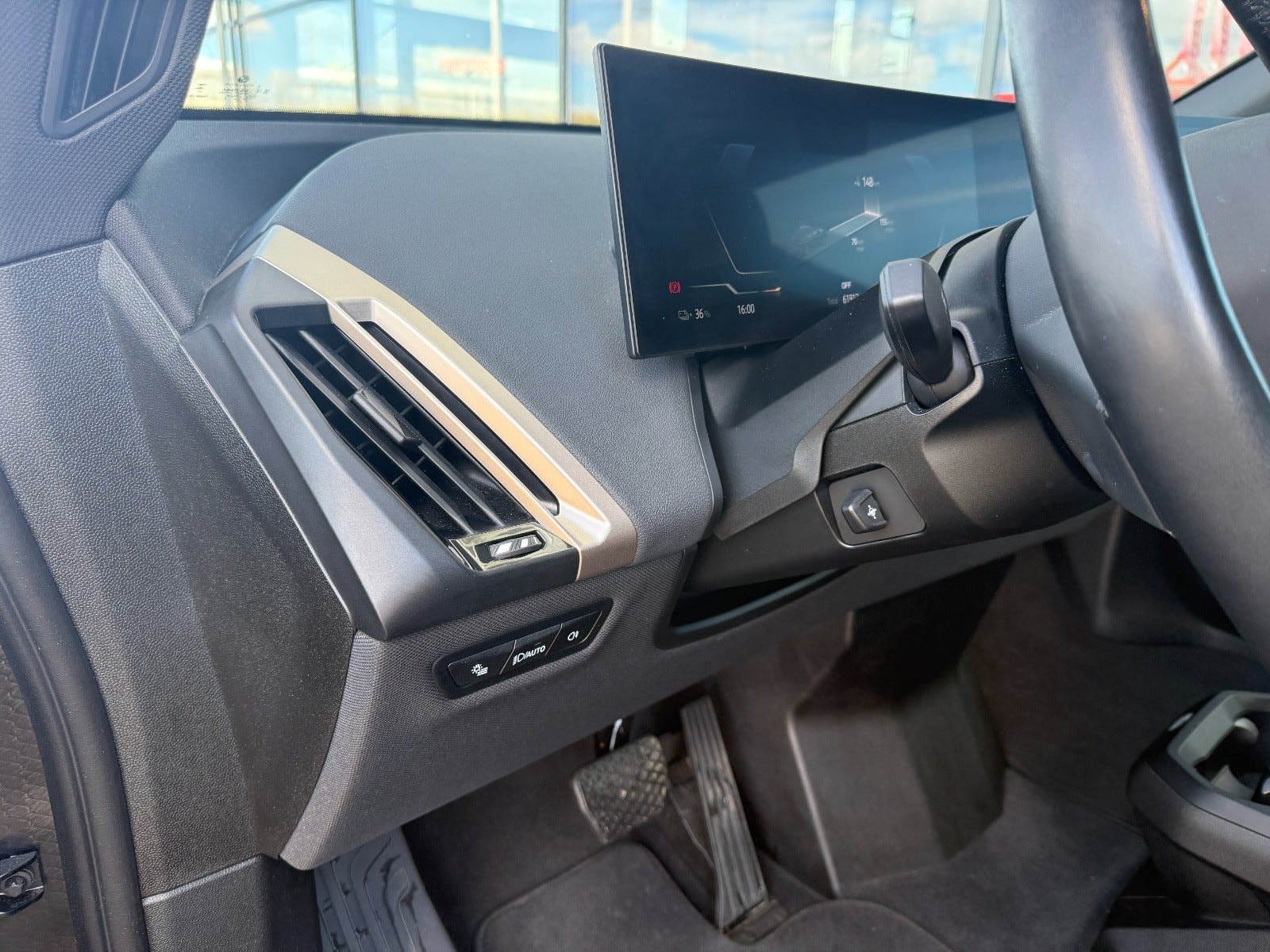 BMW iX xDrive40, 326hp, 2024
