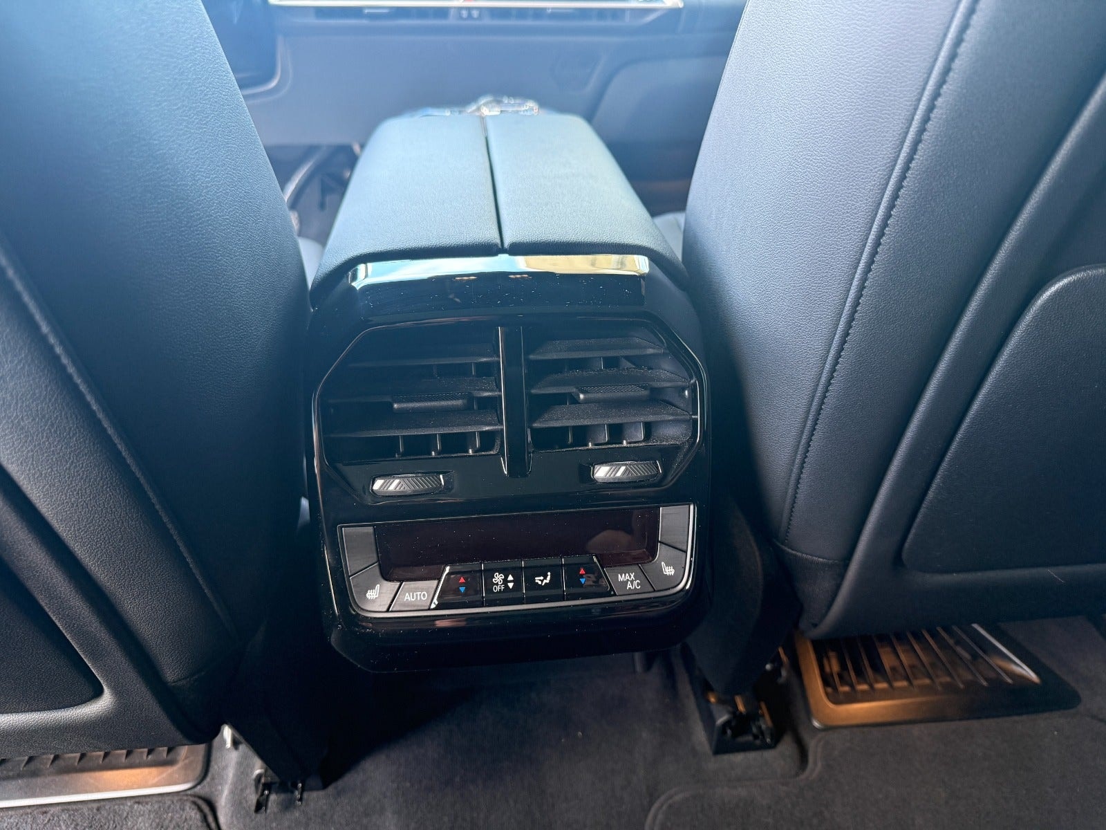 BMW iX xDrive40, 326hp, 2024