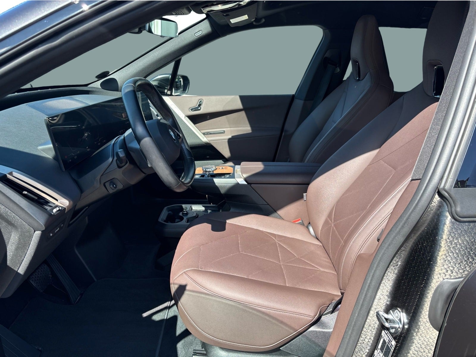 BMW iX xDrive40, 326hp, 2024