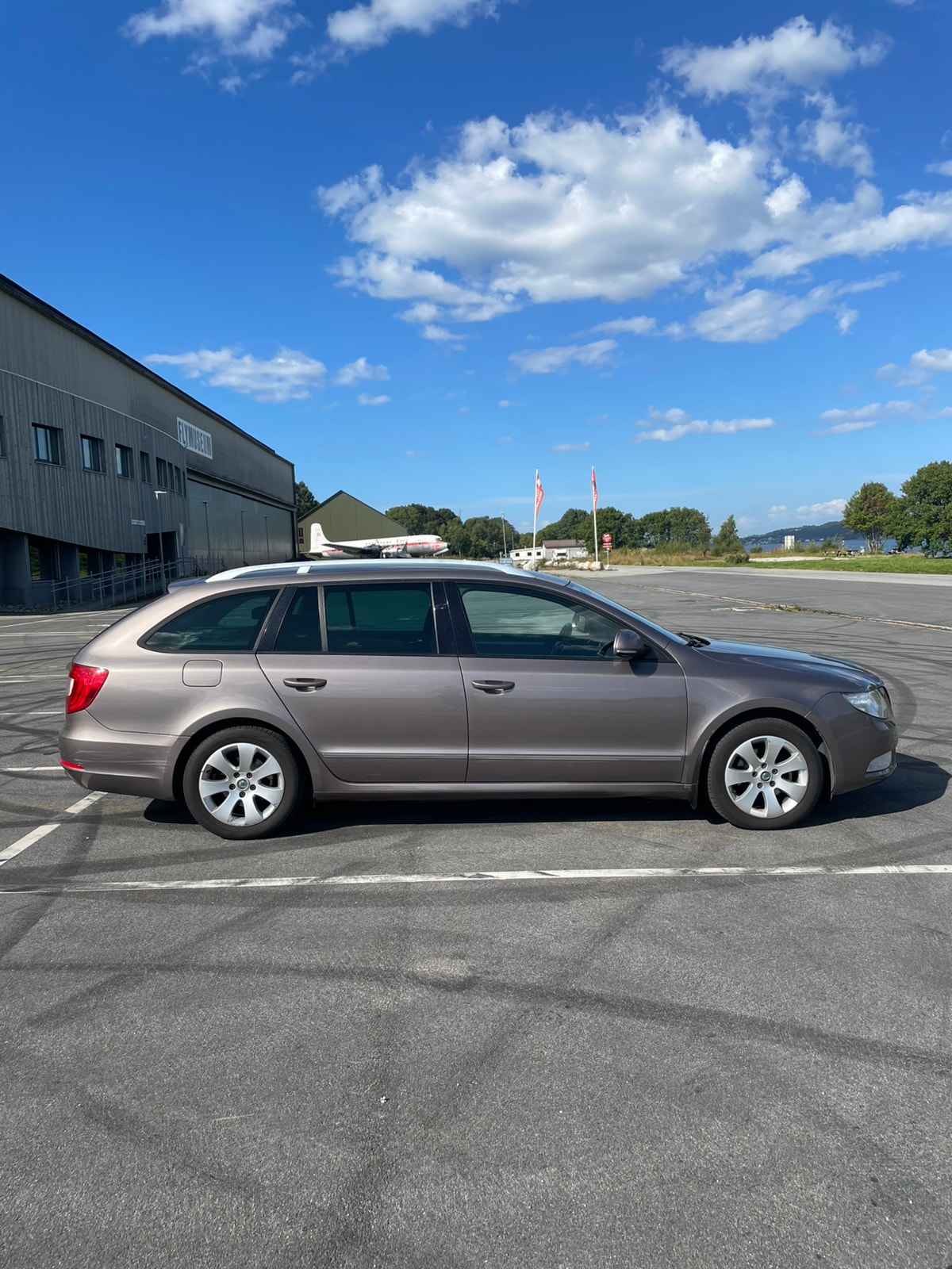Škoda Superb Combi 1.6 TDI Manual, 105hp, 2011