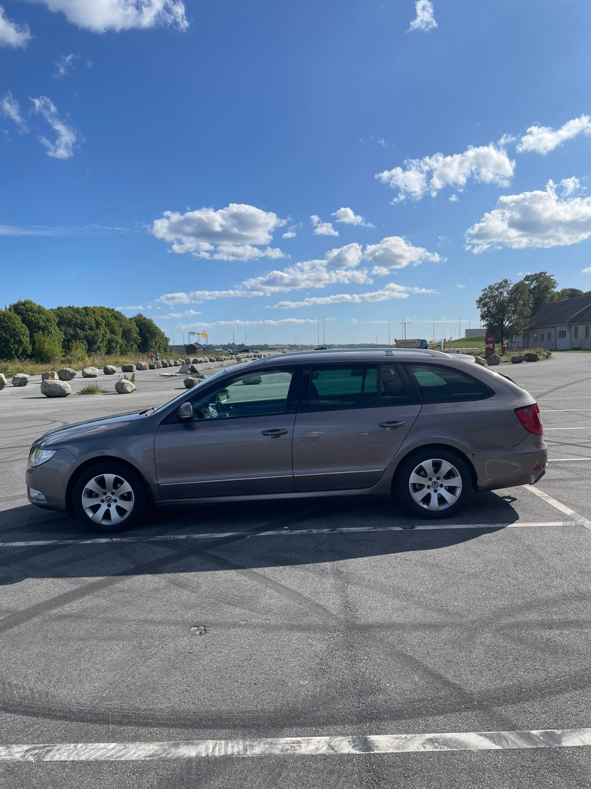 Škoda Superb Combi 1.6 TDI Manual, 105hp, 2011