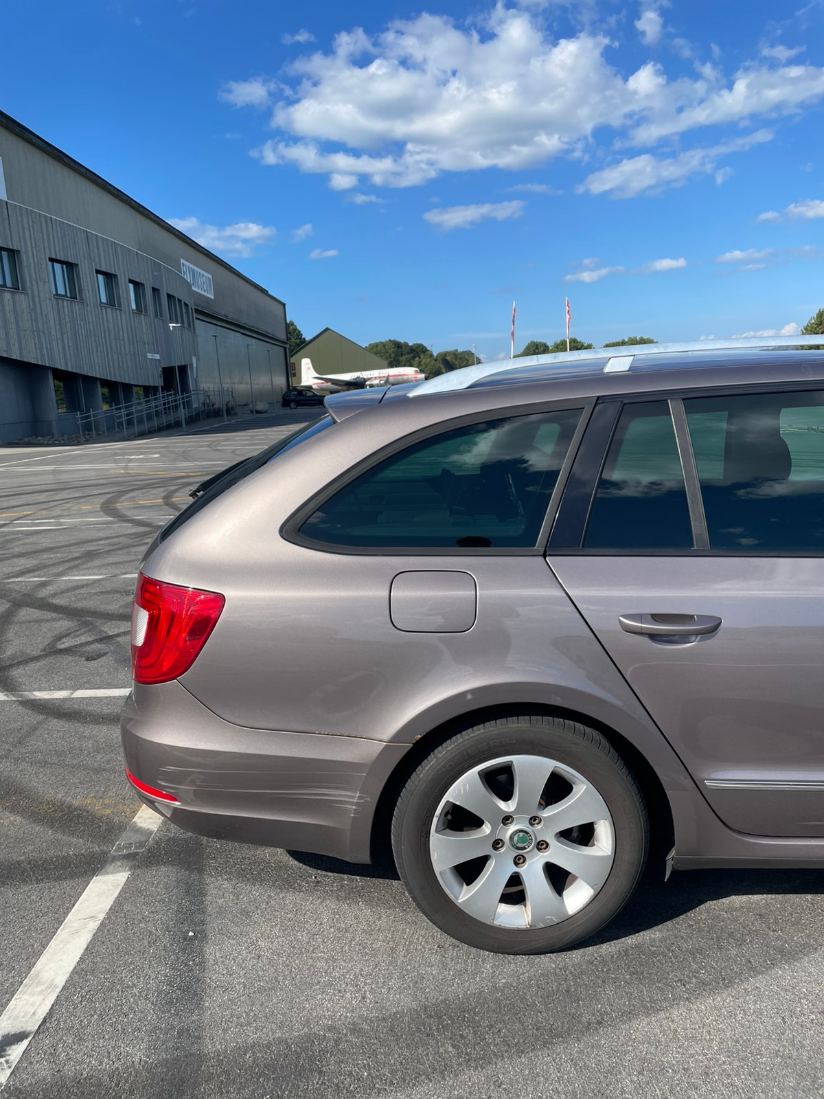 Škoda Superb Combi 1.6 TDI Manual, 105hp, 2011