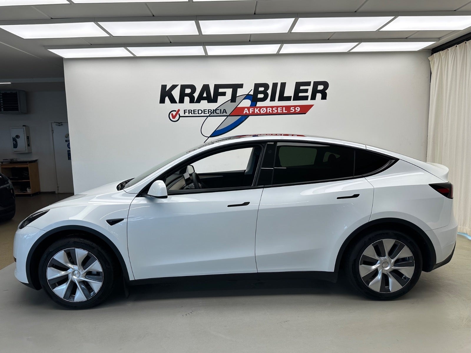Tesla Model Y Standard Range RWD, 299hk, 2024