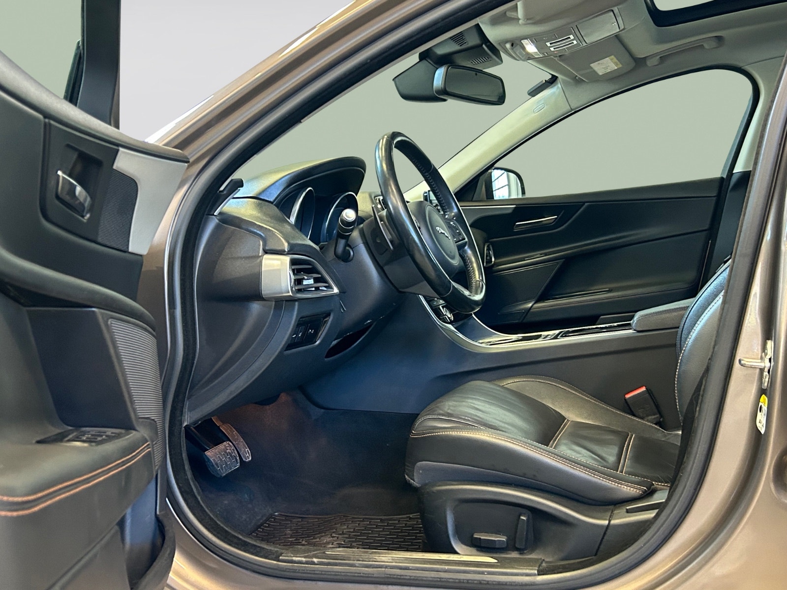 Jaguar XE 20d Automatic, 180hp, 2016