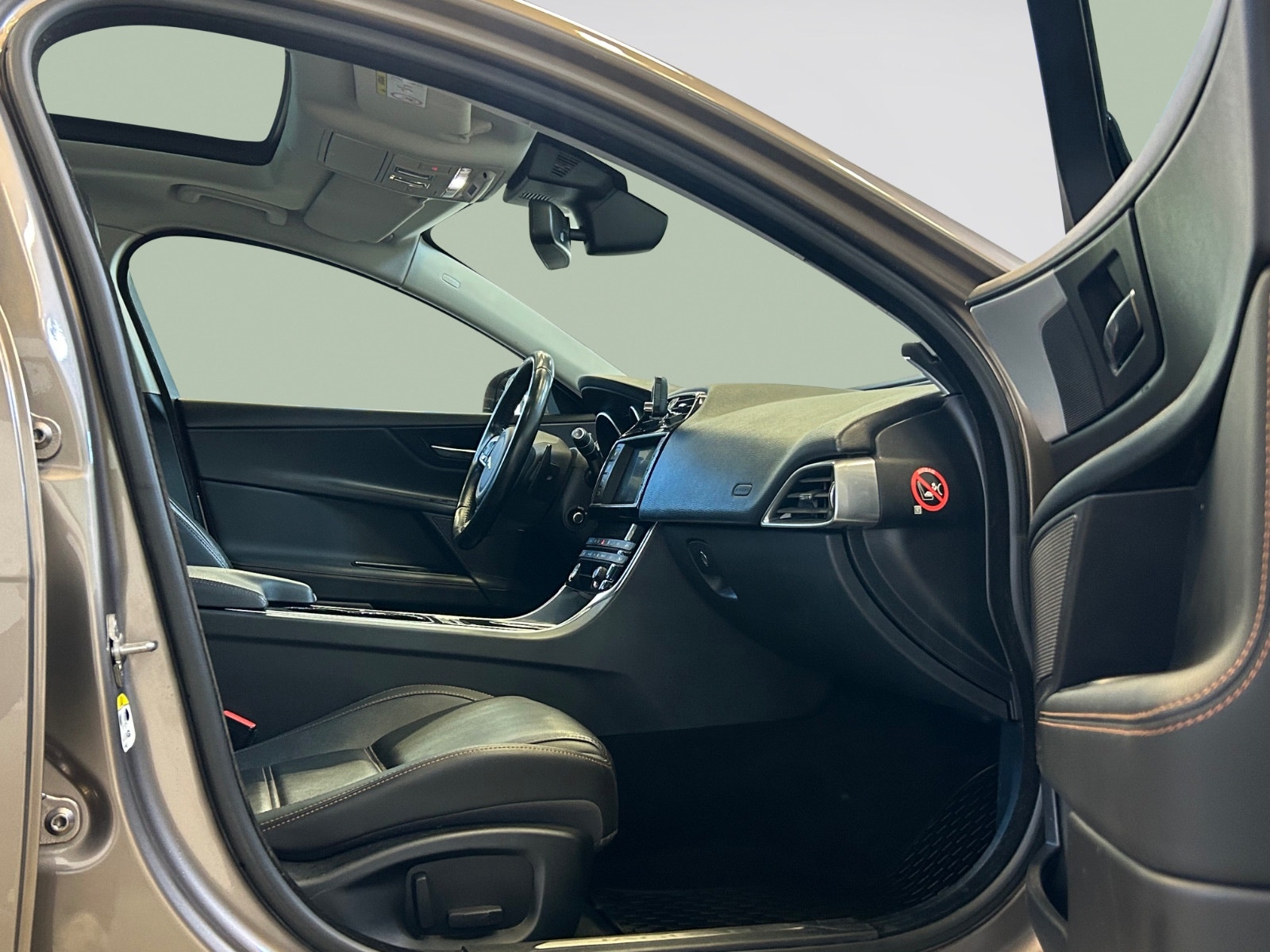 Jaguar XE 20d Automatic, 180hp, 2016