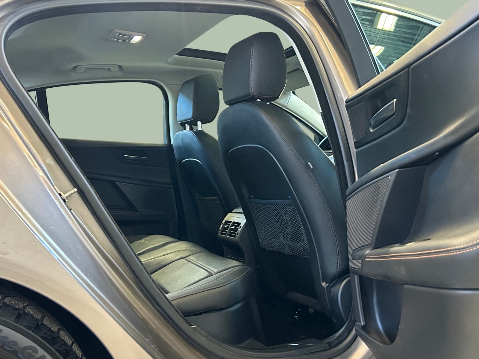 Jaguar XE 20d Automatic, 180hp, 2016