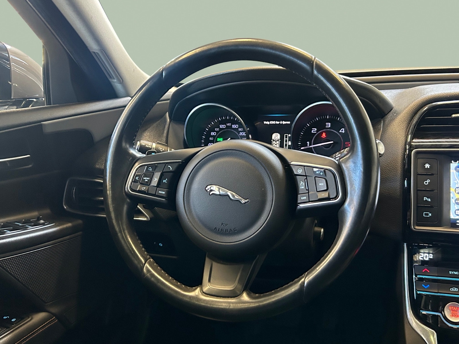 Jaguar XE 20d Automatic, 180hp, 2016