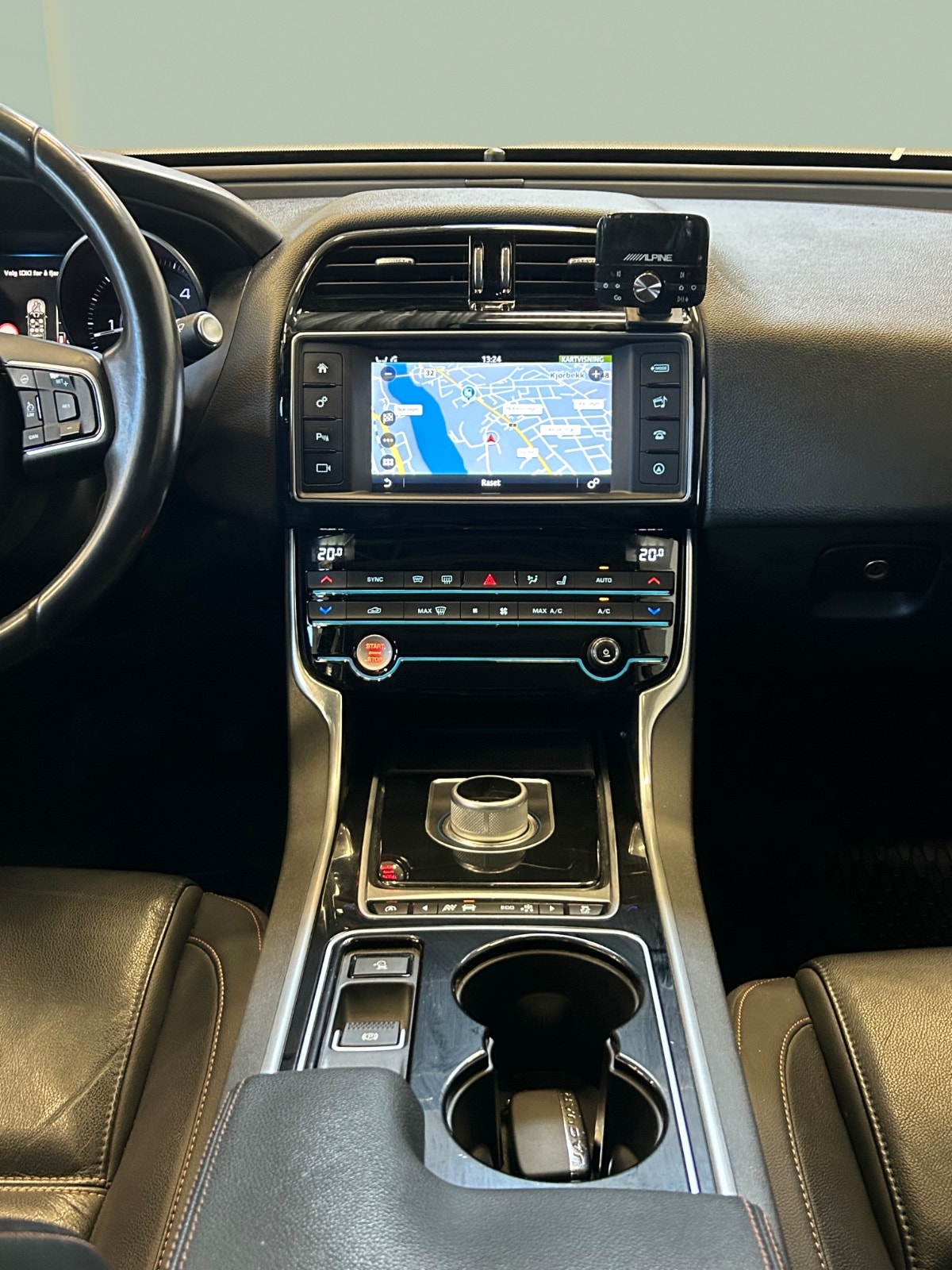 Jaguar XE 20d Automatic, 180hp, 2016