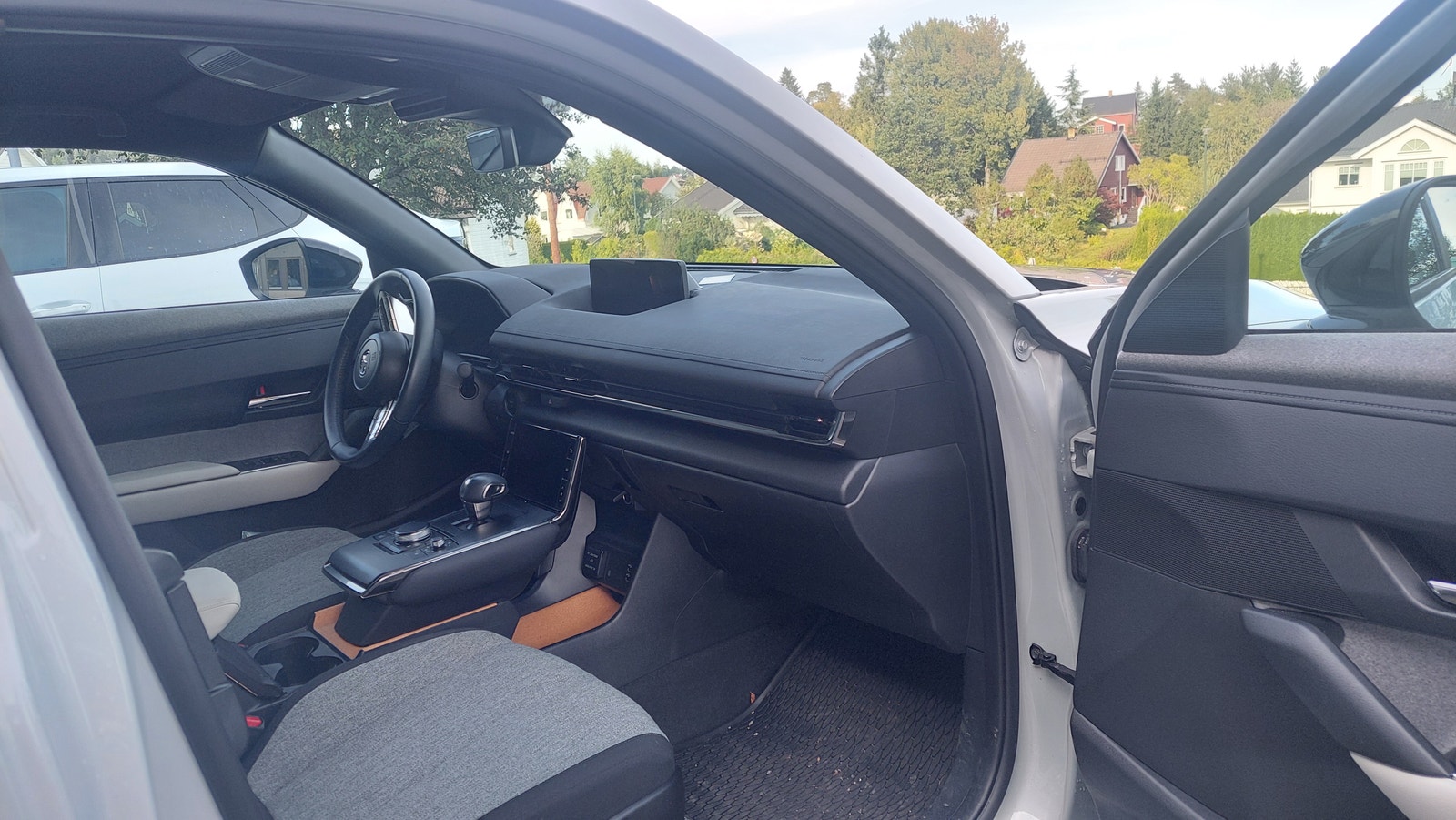 Mazda MX-30 e-Skyactiv EV, 143ps, 2023