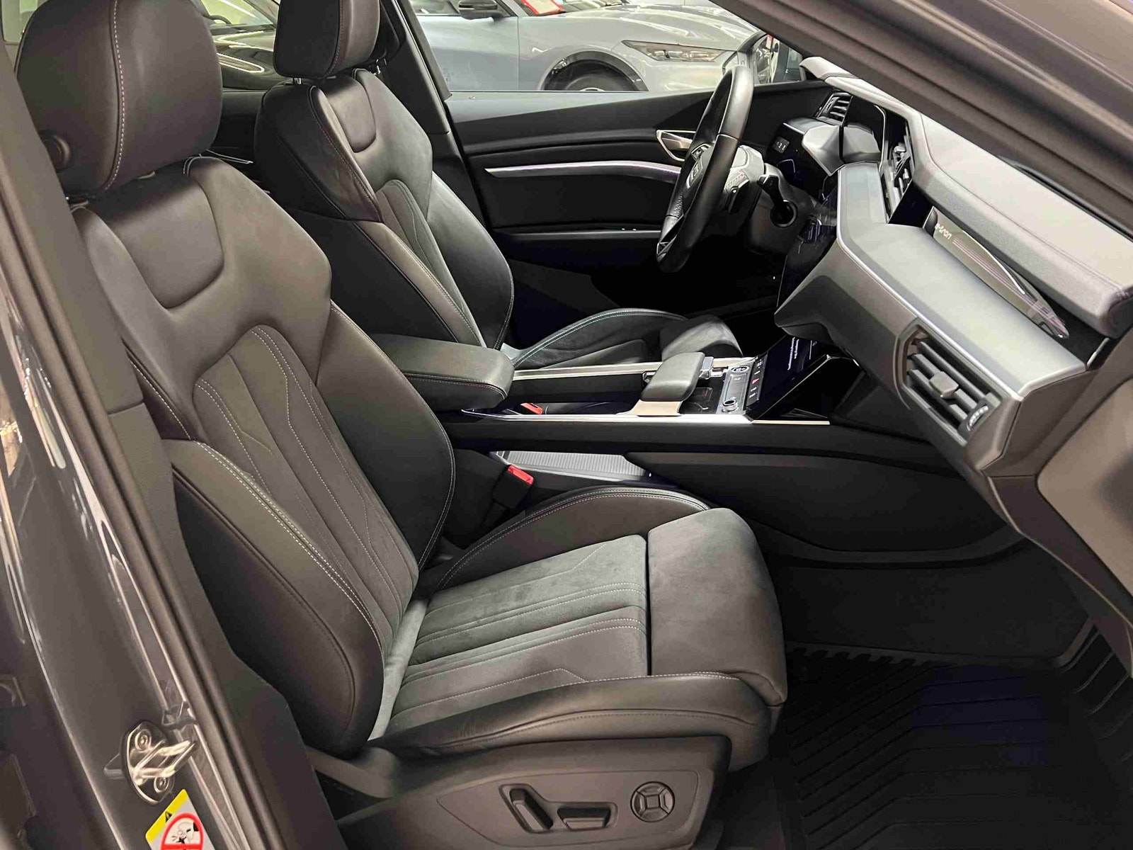 Audi Q8 55 e-tron quattro, 408hk, 2024