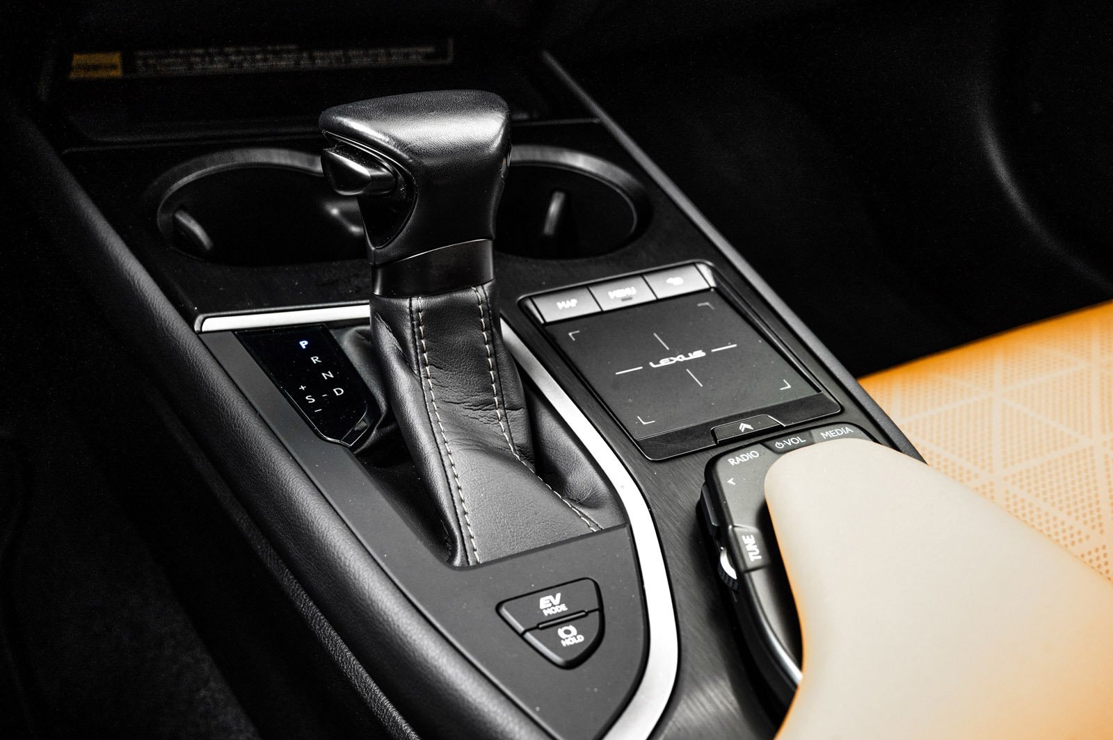 Lexus UX 250h E-Four CVT, 184hp, 2020