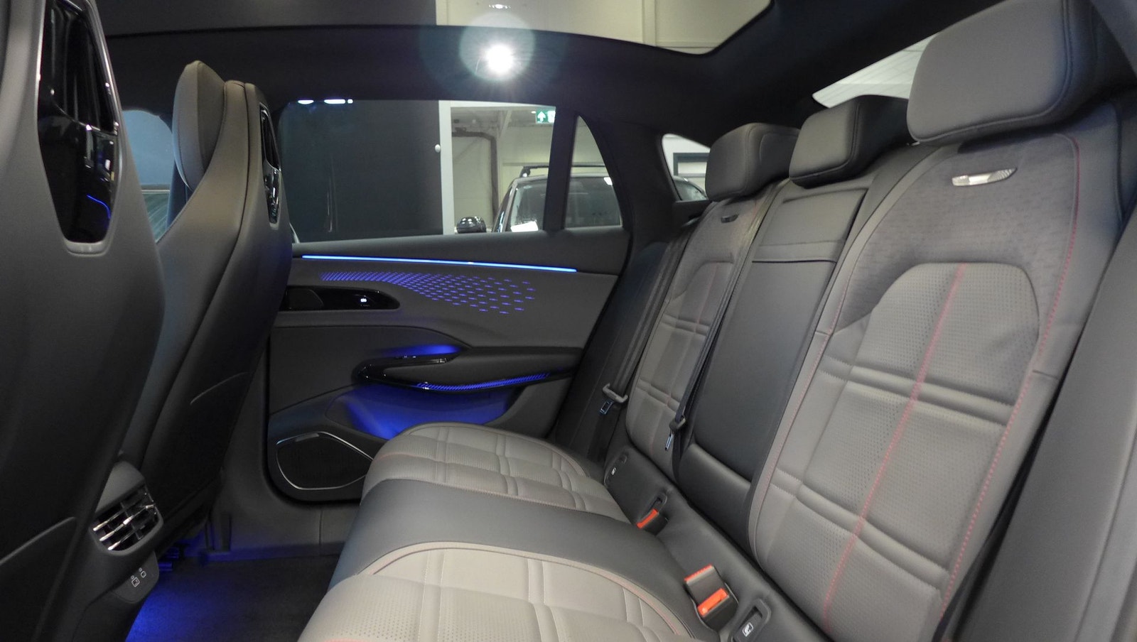 Hongqi EH7 111 kWh AWD, 619hp, 2025