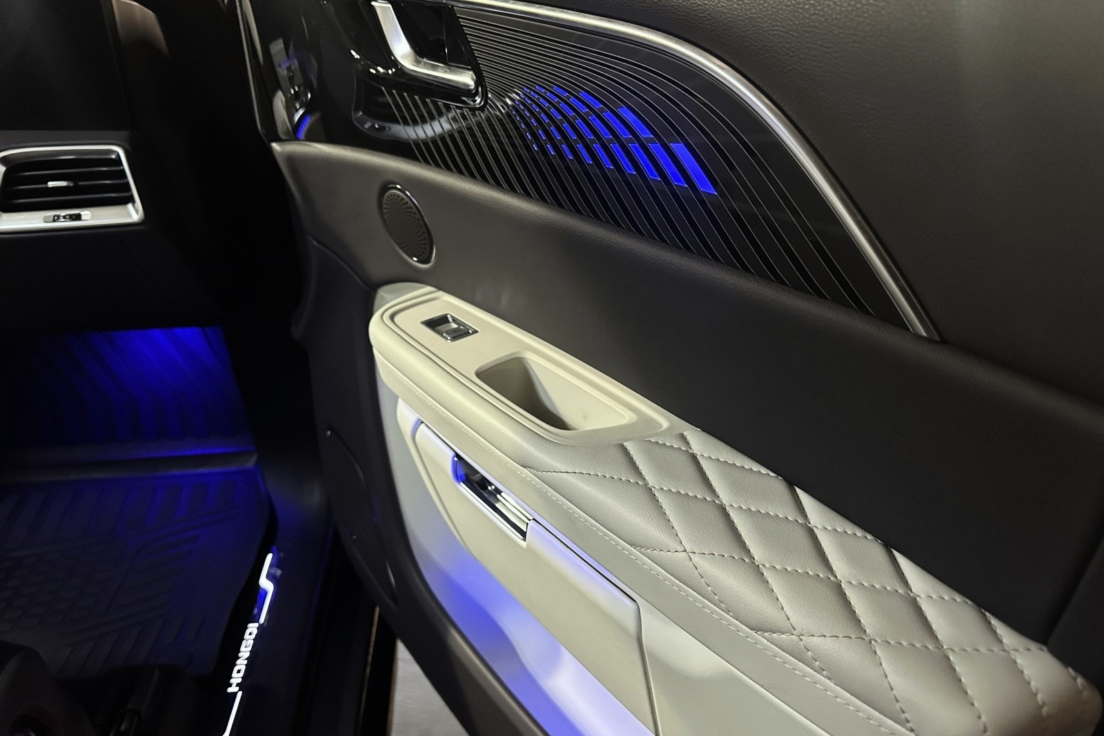 Hongqi E-HS9 Premium 99 kWh AWD, 551ps, 2022