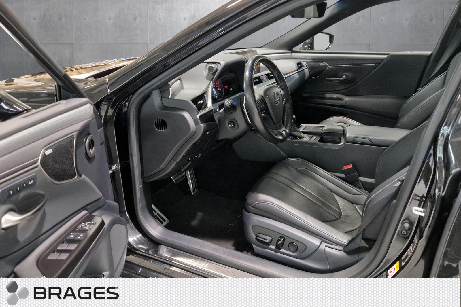 Lexus ES 300h 2.5 E-CVT, 218hp, 2019