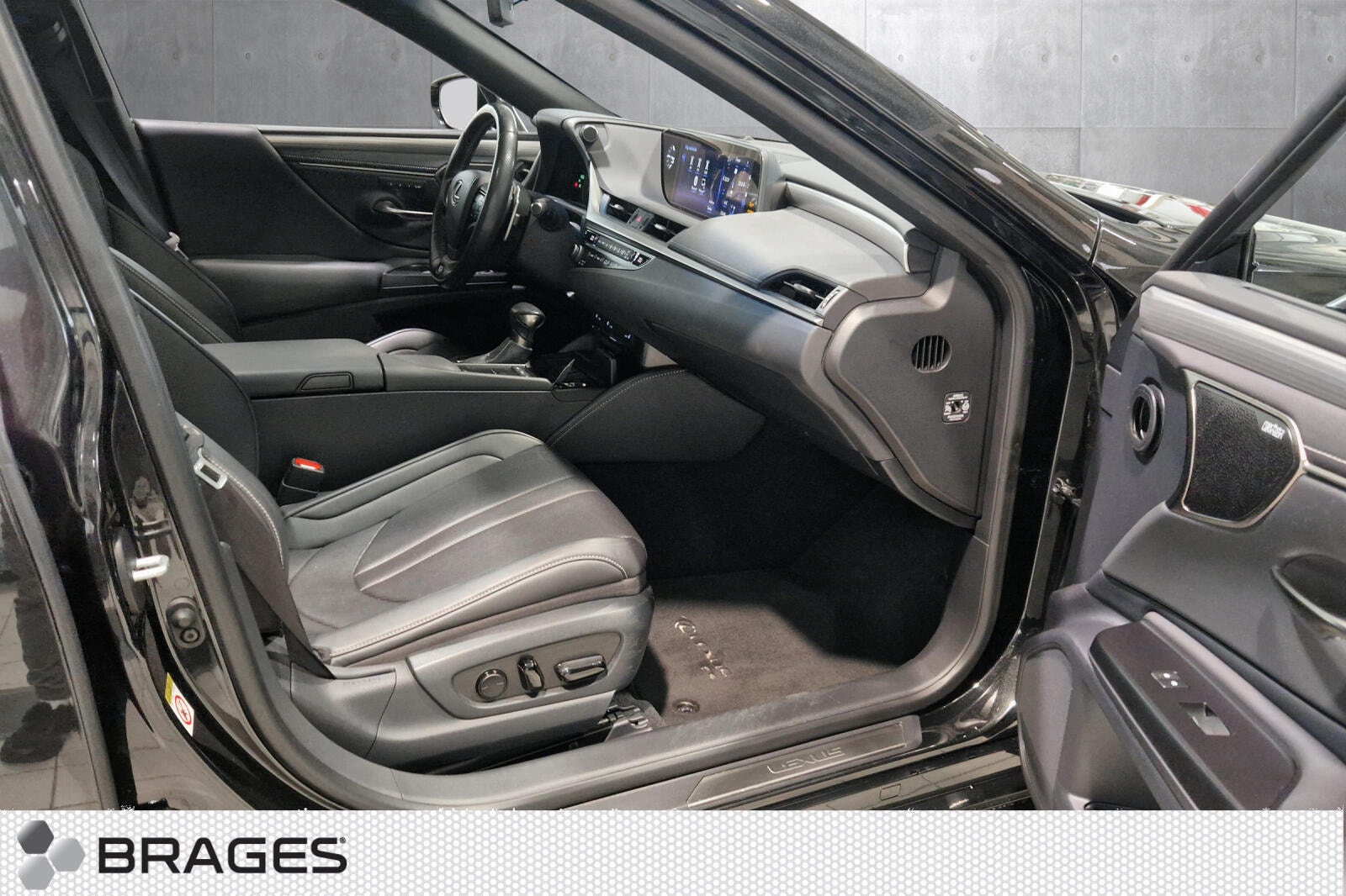 Lexus ES 300h 2.5 E-CVT, 218hp, 2019