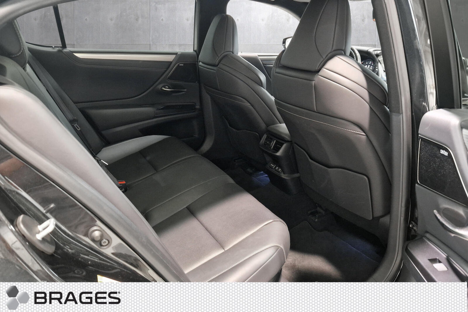 Lexus ES 300h 2.5 E-CVT, 218hp, 2019